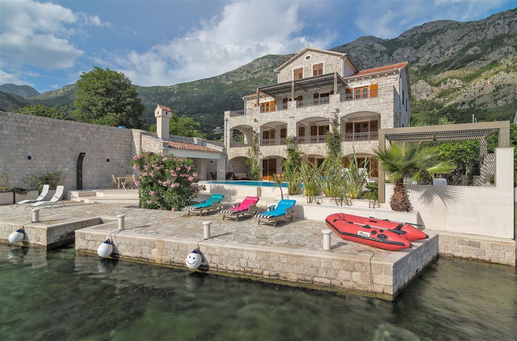 SOLD     Kotor, Risan – villa 554m2 on the first line to the sea