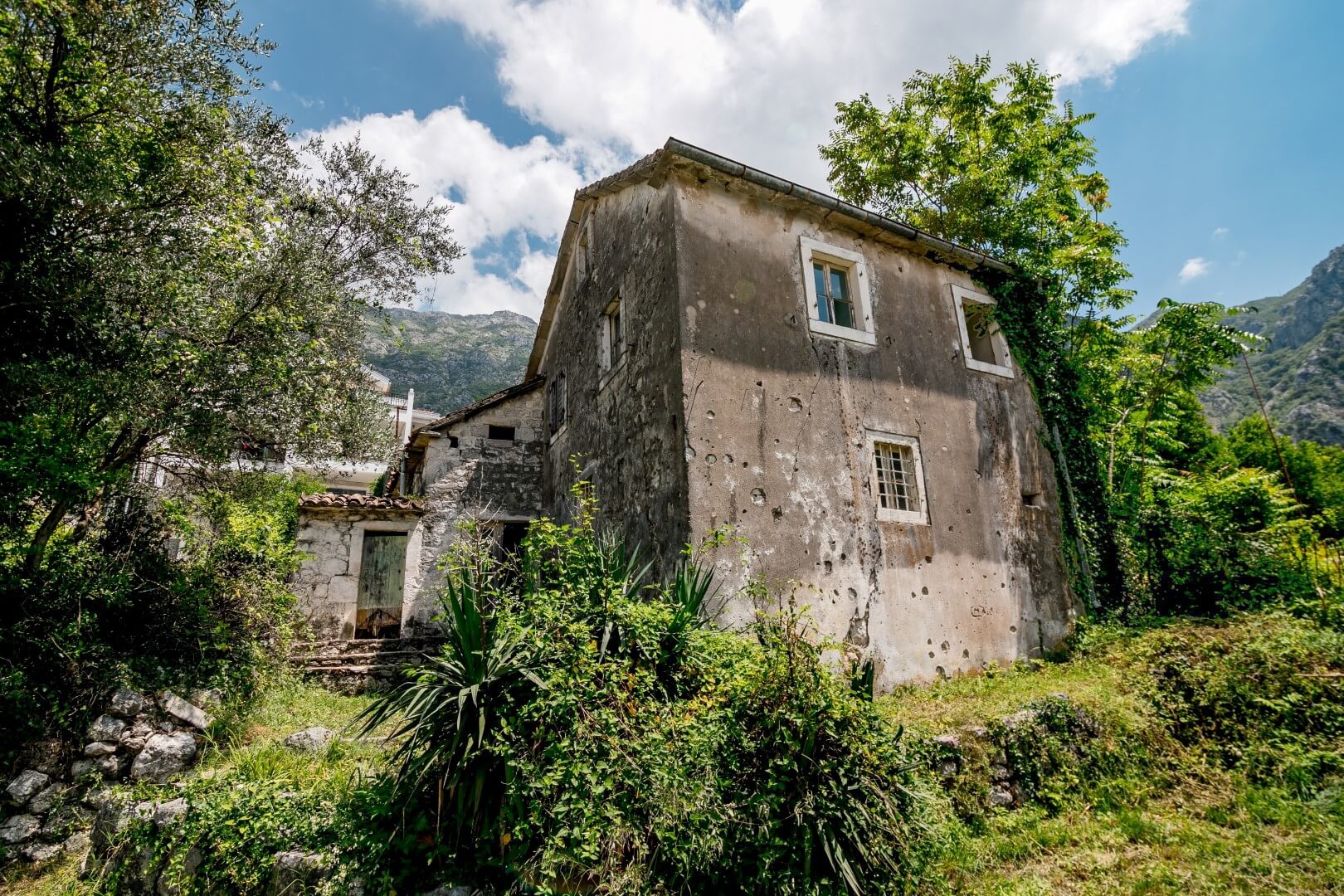 SOLD:    Kotor, Risan – stara kamena ruševina na urbanizovanom zemljištu
