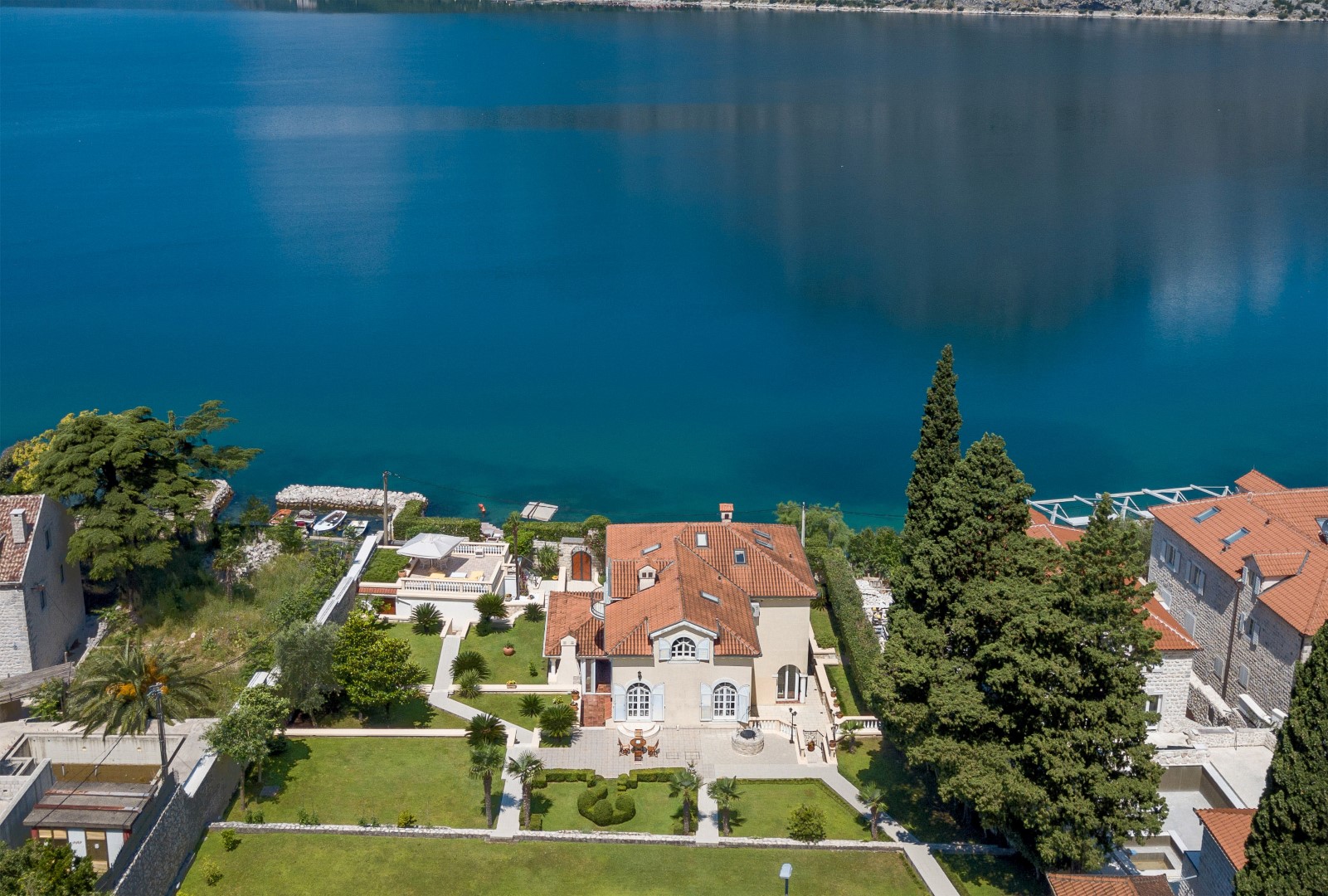 Kotor, Ljuta - authentic waterfront villa, on the land plot of 2108m2