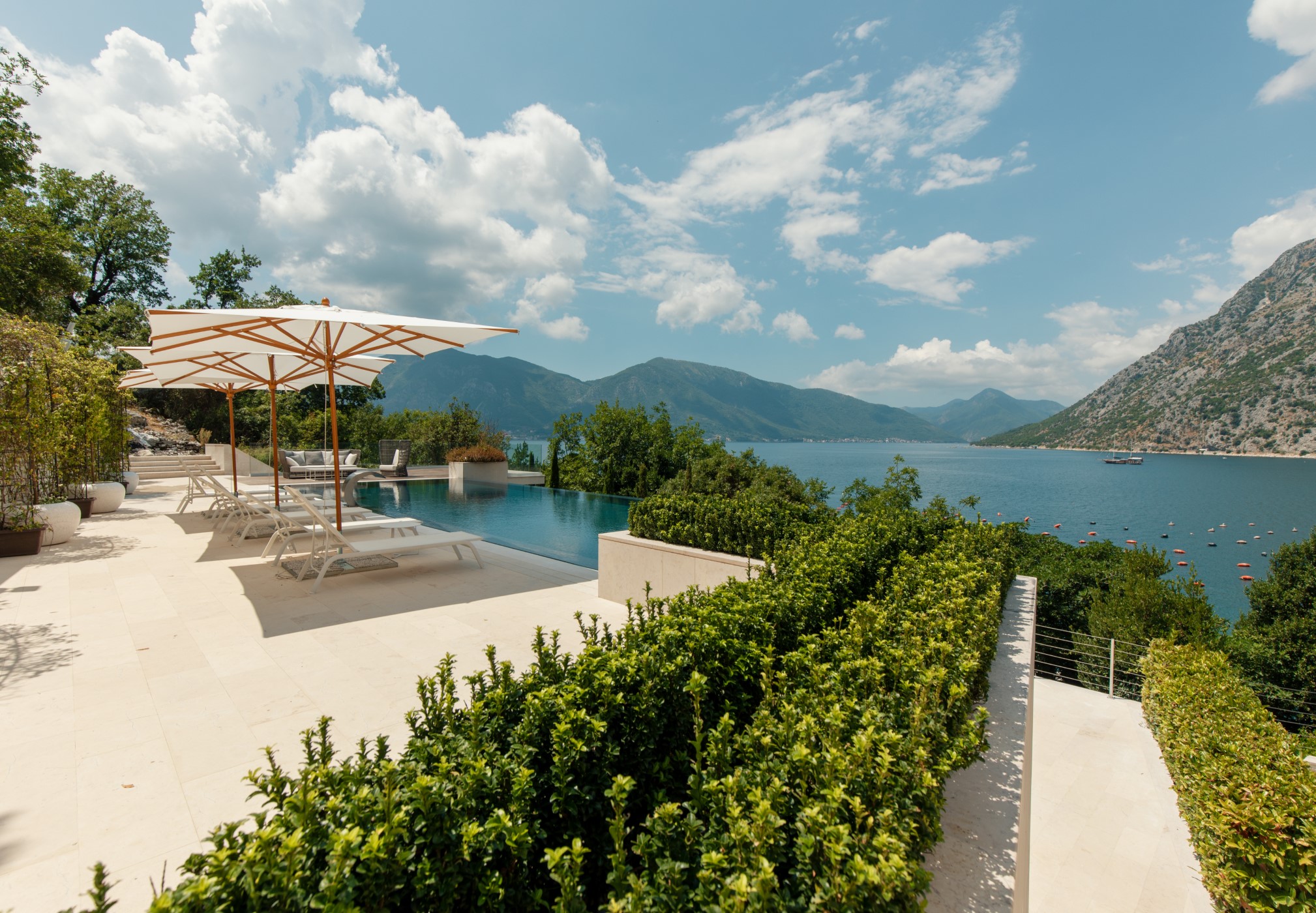 Kotor, Orahovac – novoizgrađena savremena vila na prvoj liniji do mora sa bazenom i pripadajućom plažom
