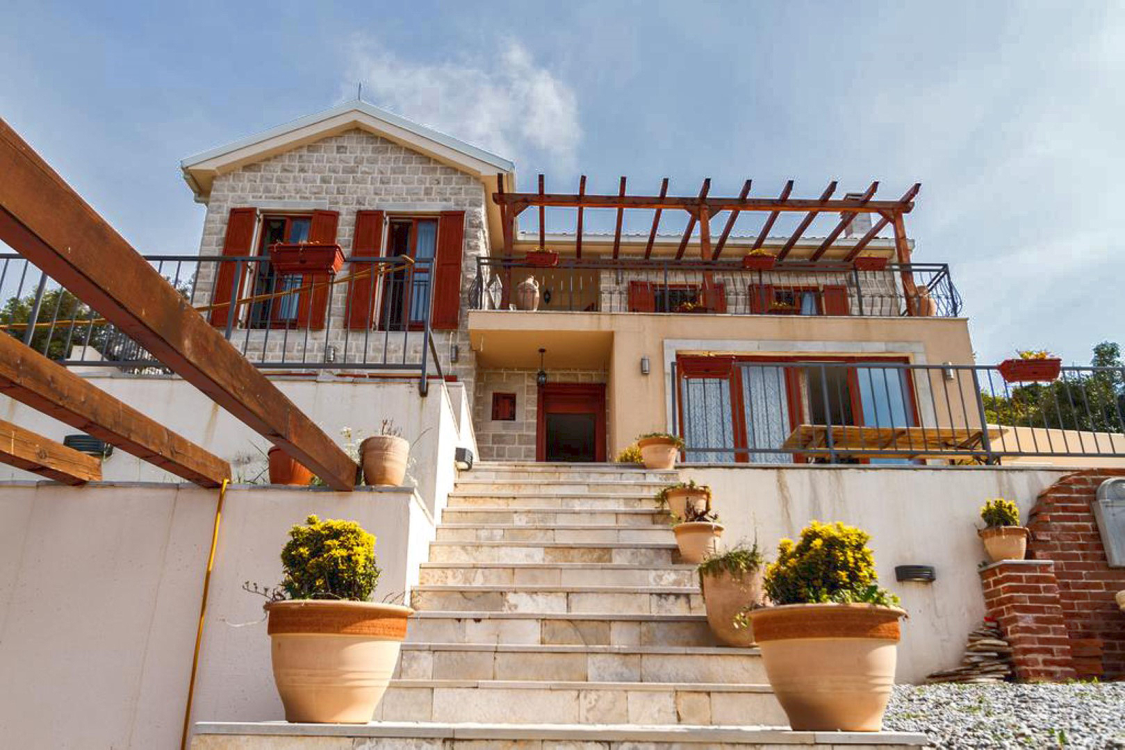Котор, Загора — каменный дом с бассейном и прекрасным видом на море
