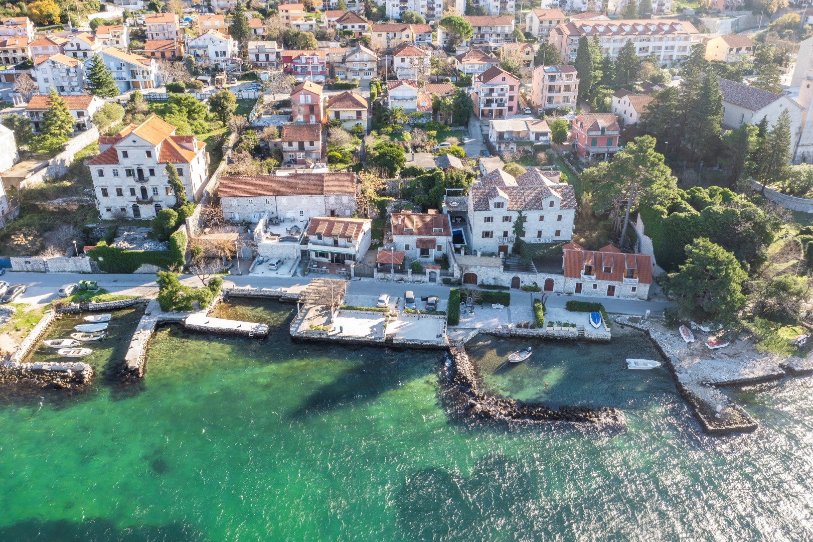 SOLD   Kotor, Dobrota – kamena ruševina sa panoramskim pogledom na zaliv