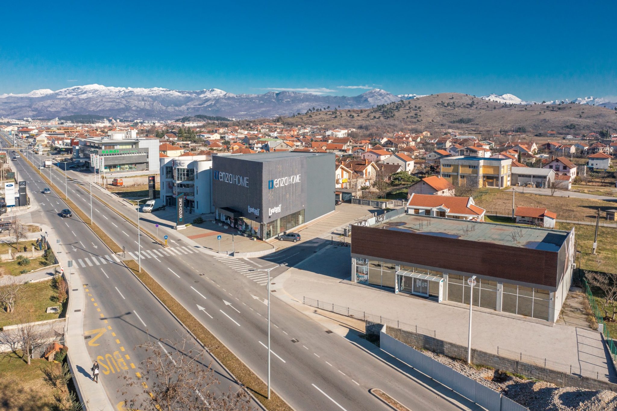 Podgorica, Donja Gorica – stambeno-poslovni objekat i zemljište uz objekat