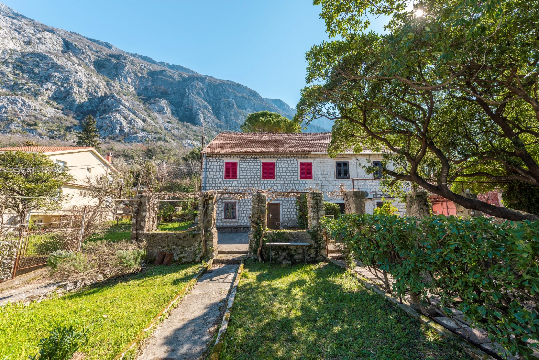 Kotor, Dobrota – kamena kuća za rekonstrukciju na prvoj liniji do mora