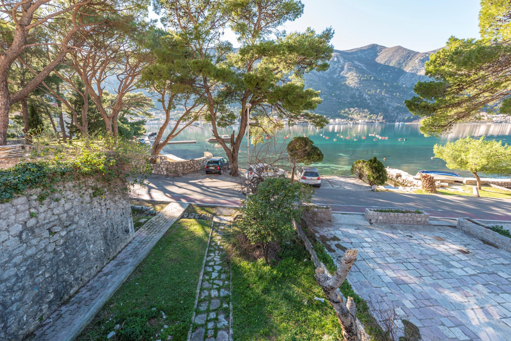 Kotor, Dobrota – kamena kuća za rekonstrukciju na prvoj liniji do mora