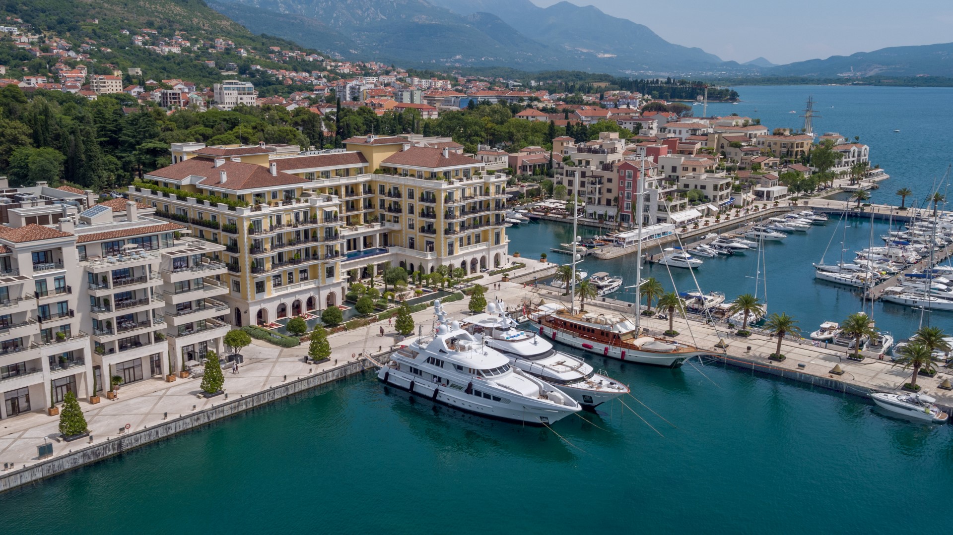 SOLD    Tivat, Porto Montenegro – luksuzan, dizajnerski opremljen studio apartman u Regent hotelu