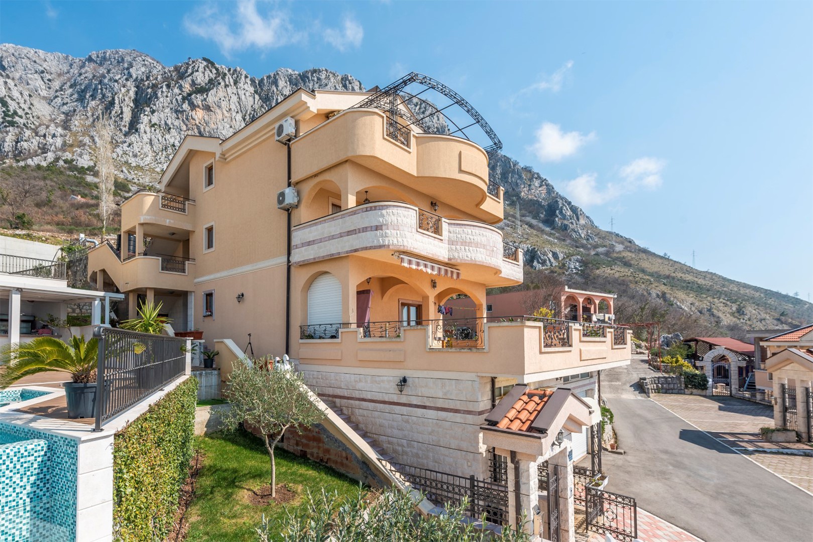 Budva, Blizikuće – luksuzna vila s panoramskim pogledom na more i garažom