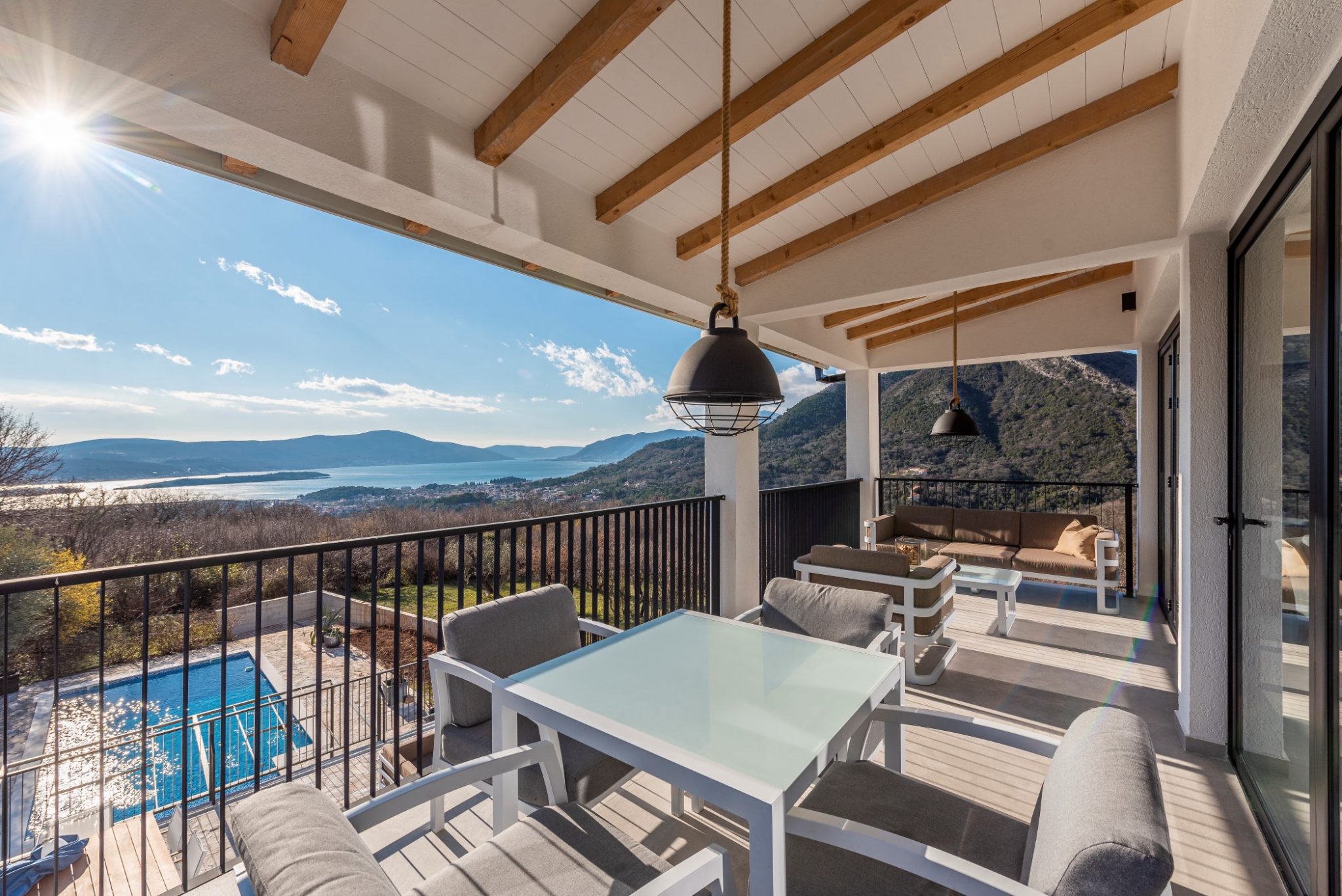 Kotor, Kavač – novoizgrađena savremena vila sa bazenom i panoramskim pogledom na Tivatski zaliv