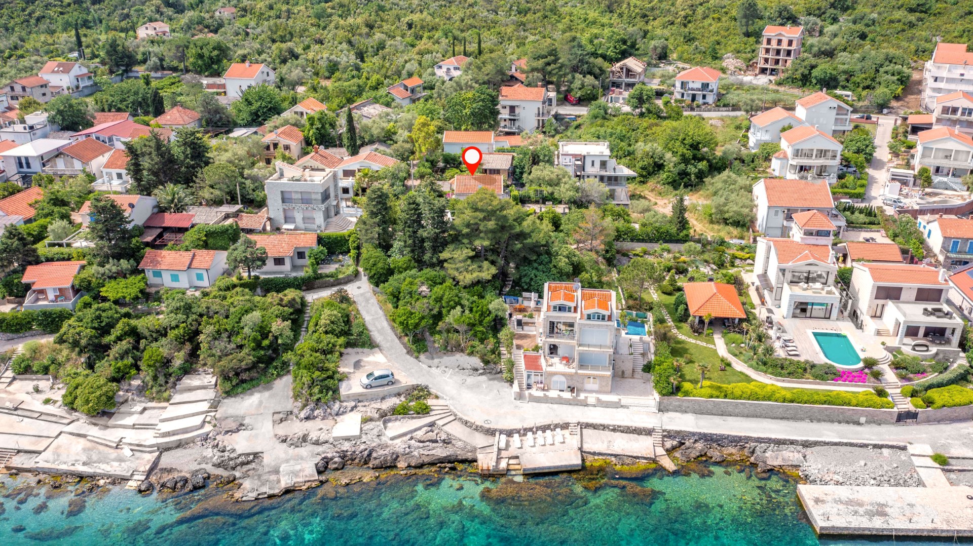 Tivat, Krašići – kuća i veliki urbanizovani plac, 10 m od mora