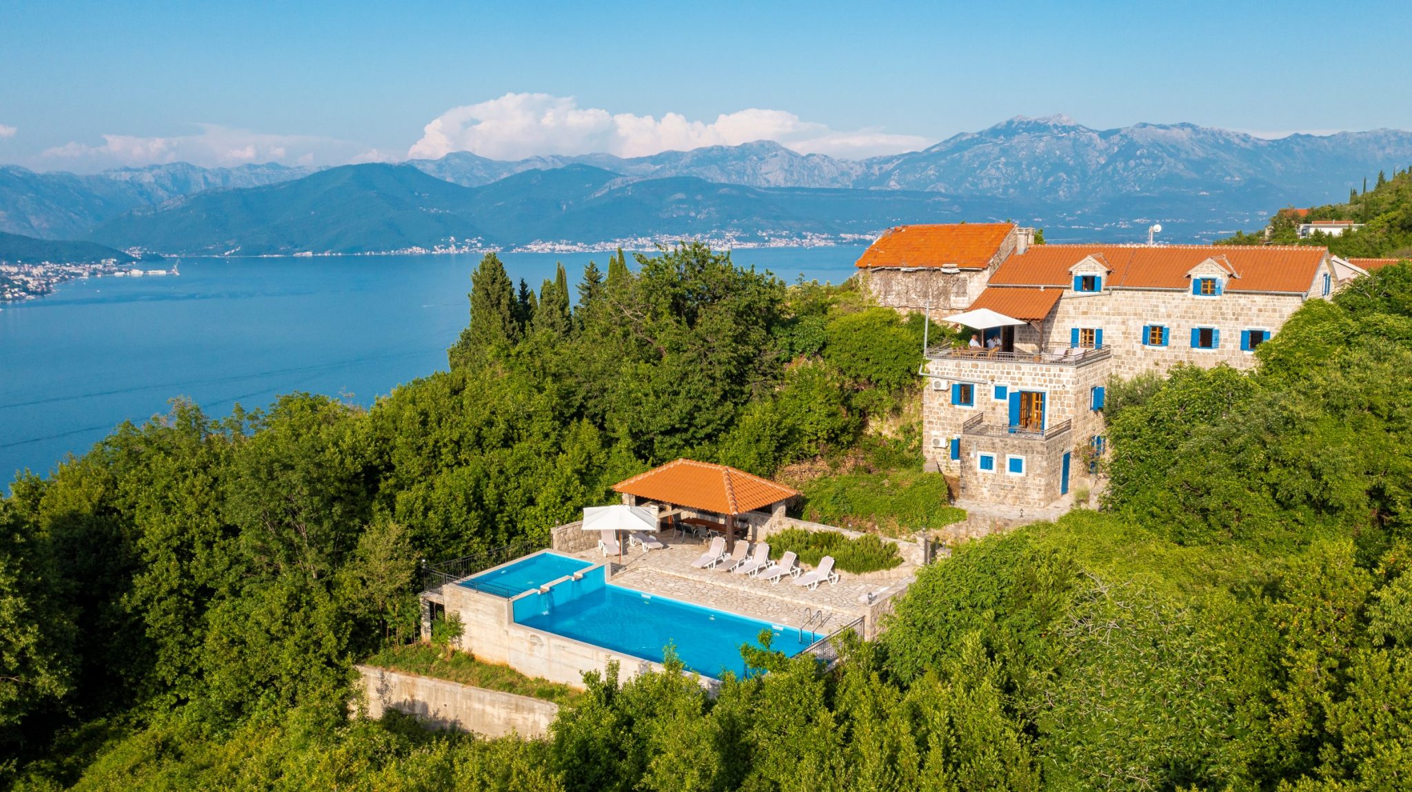 SOLD     Herceg Novi, Zabrđe – autentična kamena vila iz XVII vijeka sa otvorenim bazenom i pogledom na zaliv