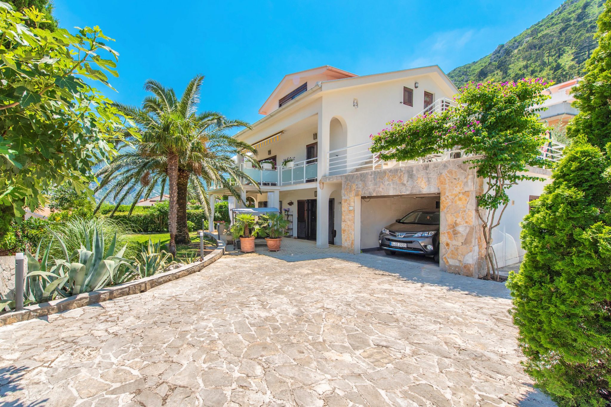 Kotor, Prcanj – a house with a sea view and a landscaped garden