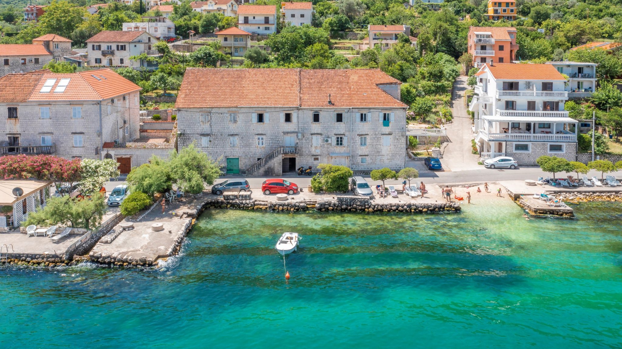 Kotor, Prčanj – kamena kuća sa prostranom baštom na prvoj liniji do mora