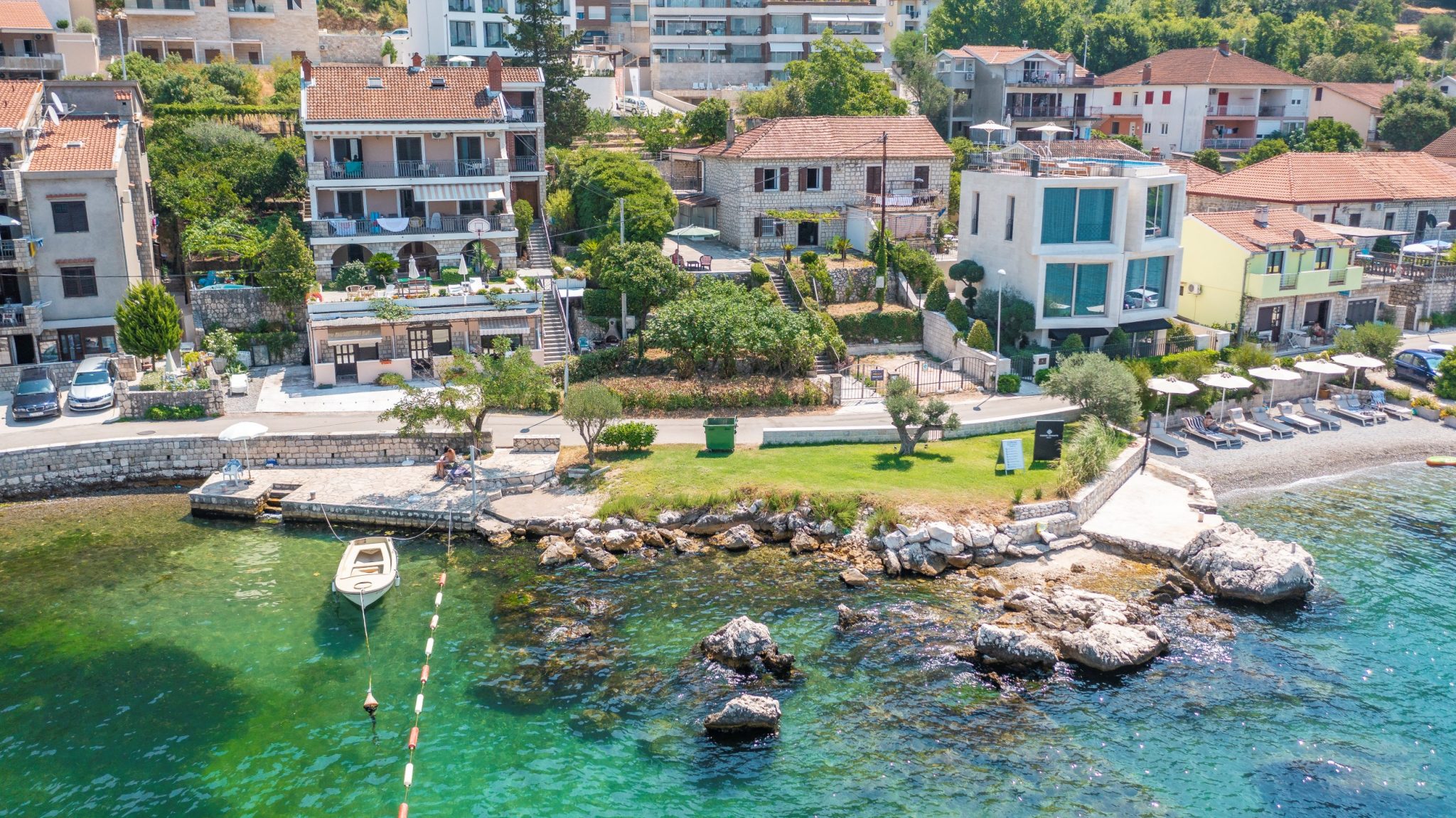 Kotor, Dobrota – zemljište sa kamenom kućom na prvoj liniji do mora i dozvolom za izgradnju turističkih objekata