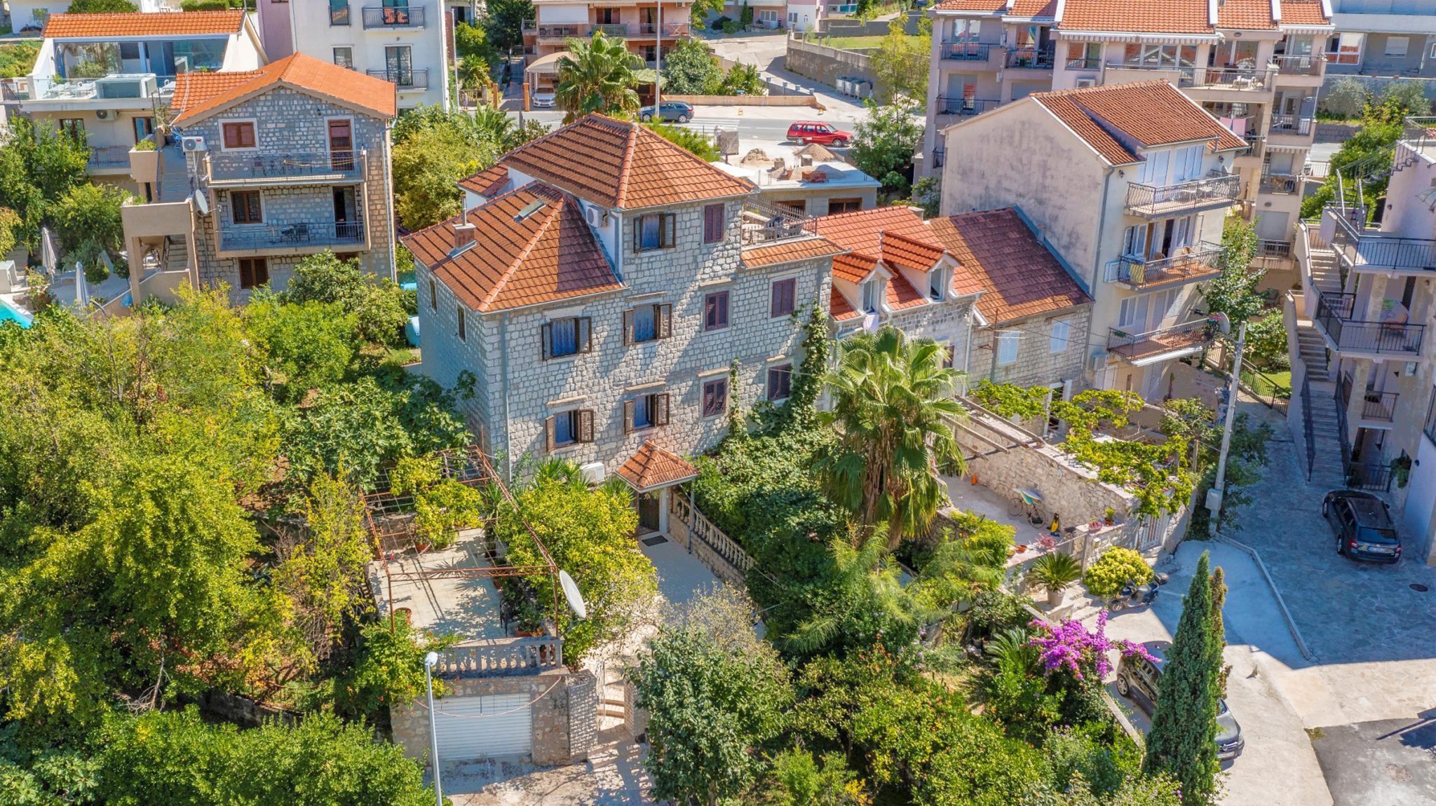 Kotor, Dobrota –autentična kamena kuća sa garažom, 30m od mora