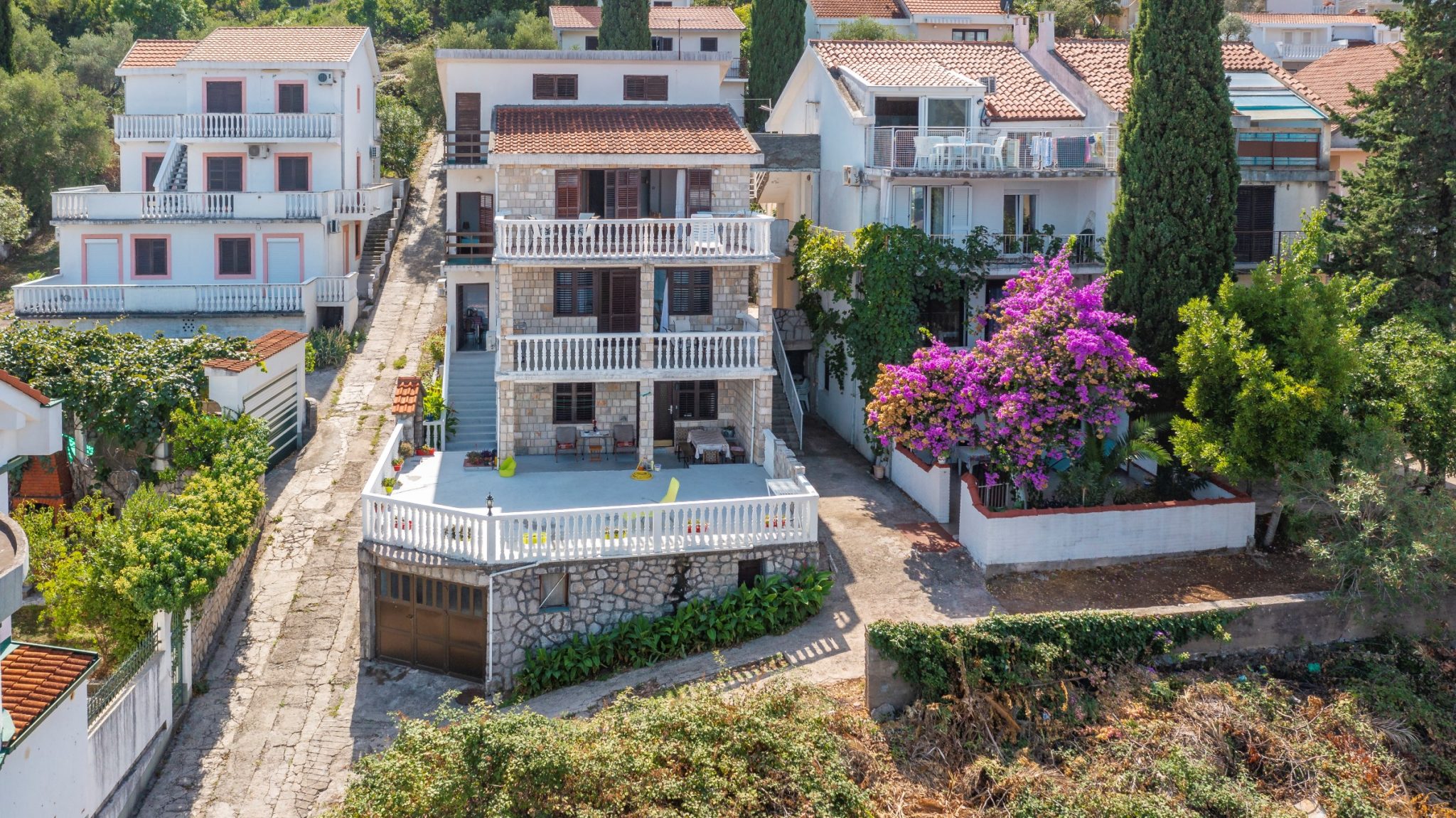 Tivat, Krašići – kuća sa 4 apartmana i panoramskim pogledom na more