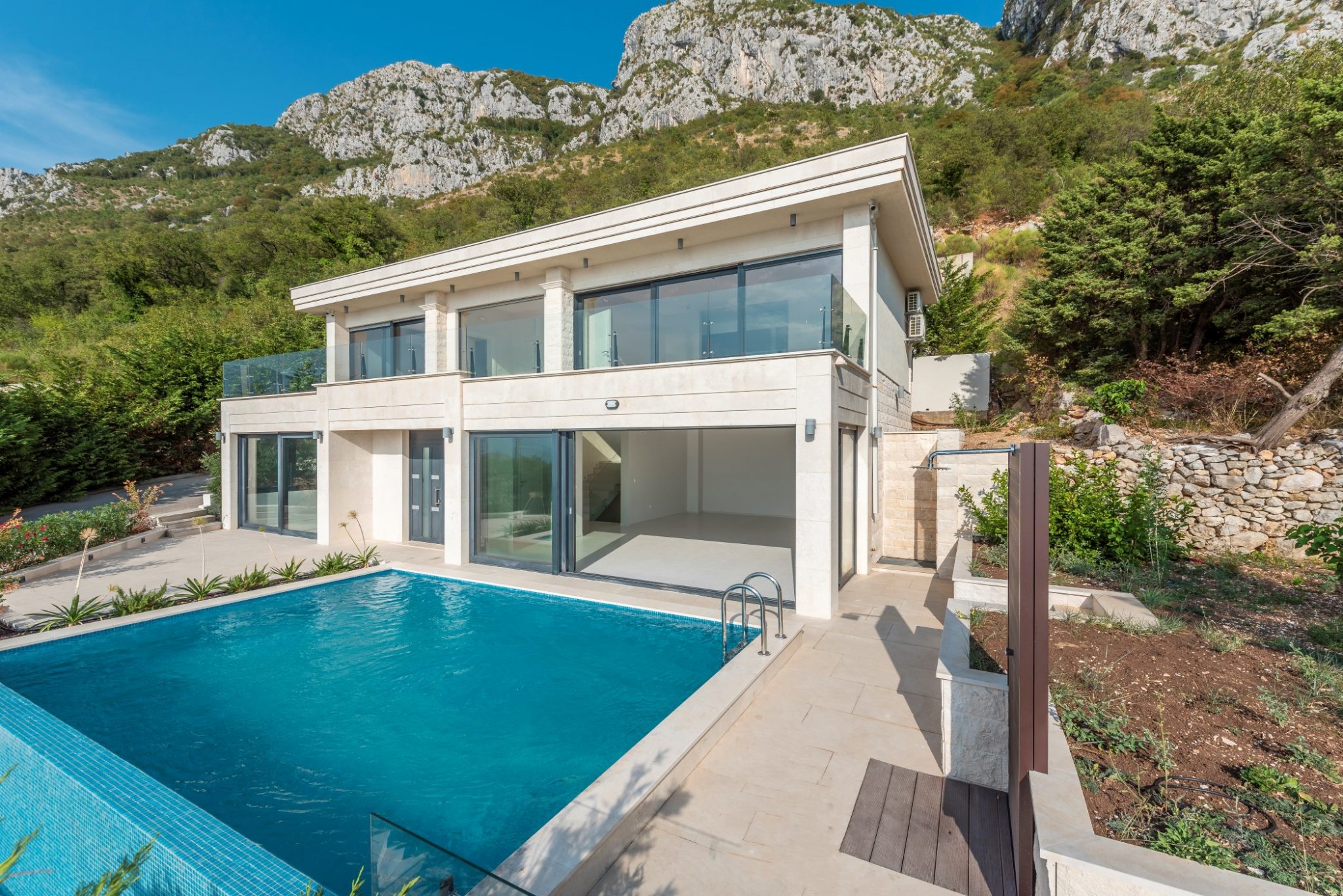Budva, Tudorovici – modern villa with swimming pool and garage for two vehicles