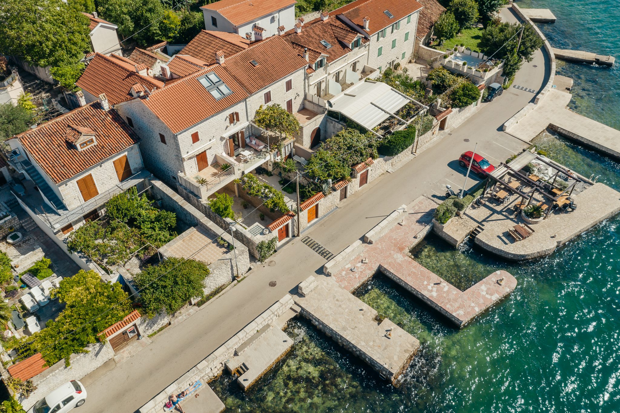 Kotor, Dobrota – dvojna kamena kuća na prvoj liniji do mora