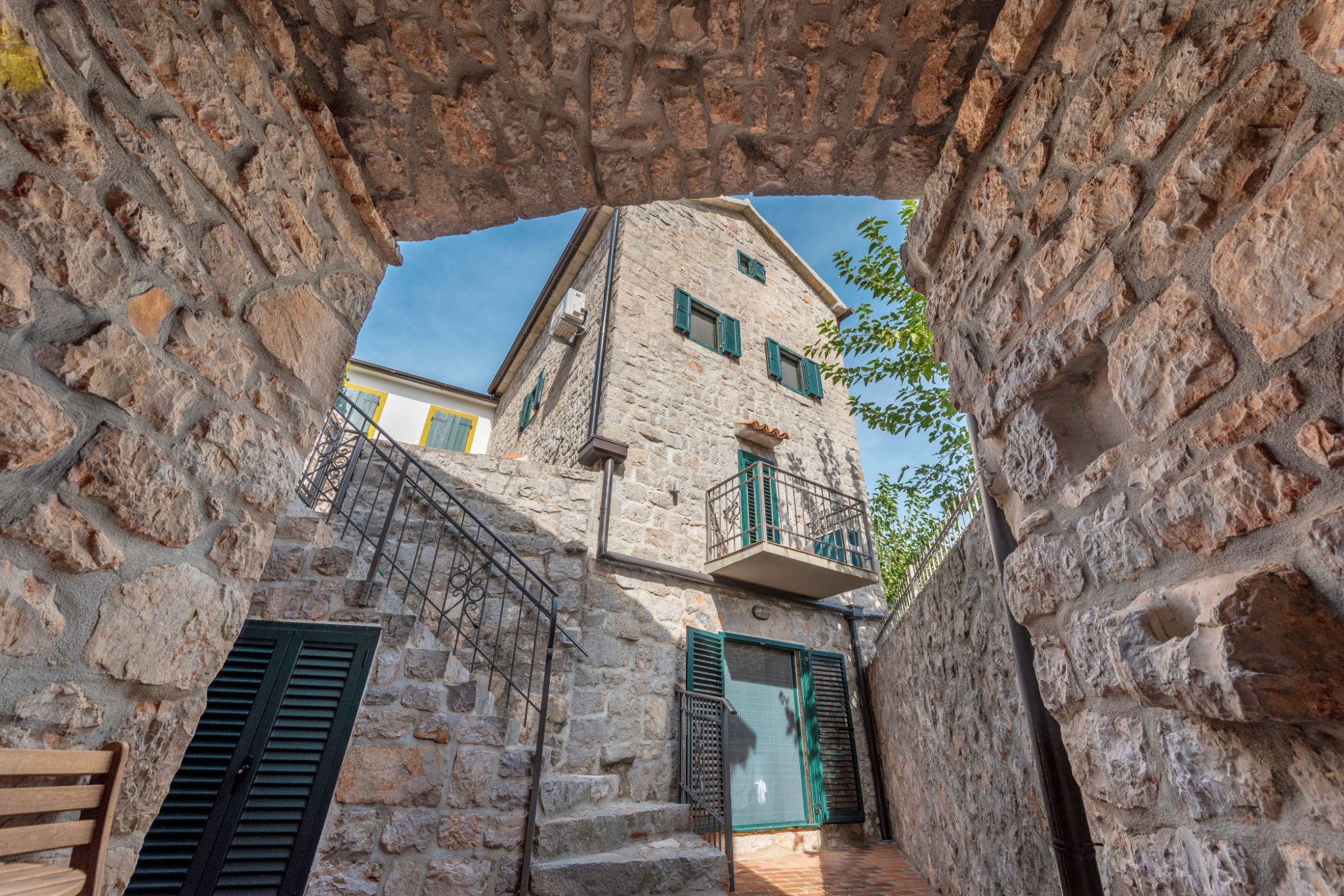 Tivat, Radovići – dvije renovirane autentične kamene kuće