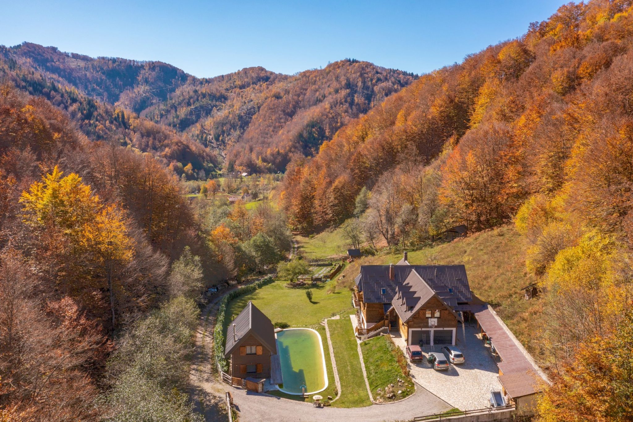 Podgorica, Opasanica – mountain estate with a swimming pool on the bank of Tara river