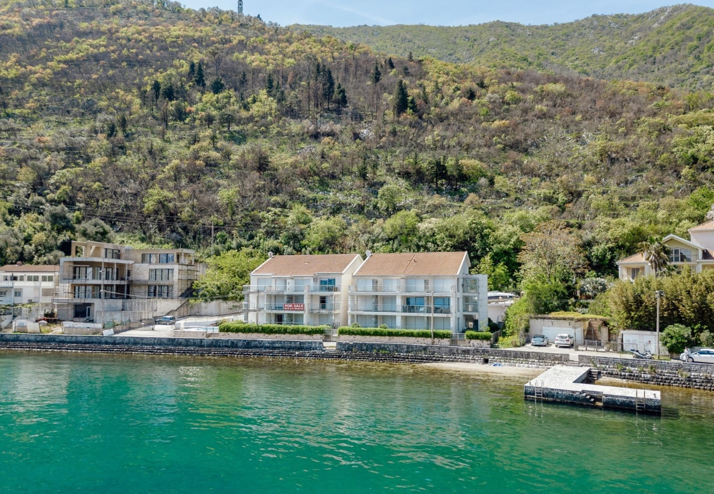 Kotor, Stoliv – dvosoban namješten apartman na prvoj liniji do mora