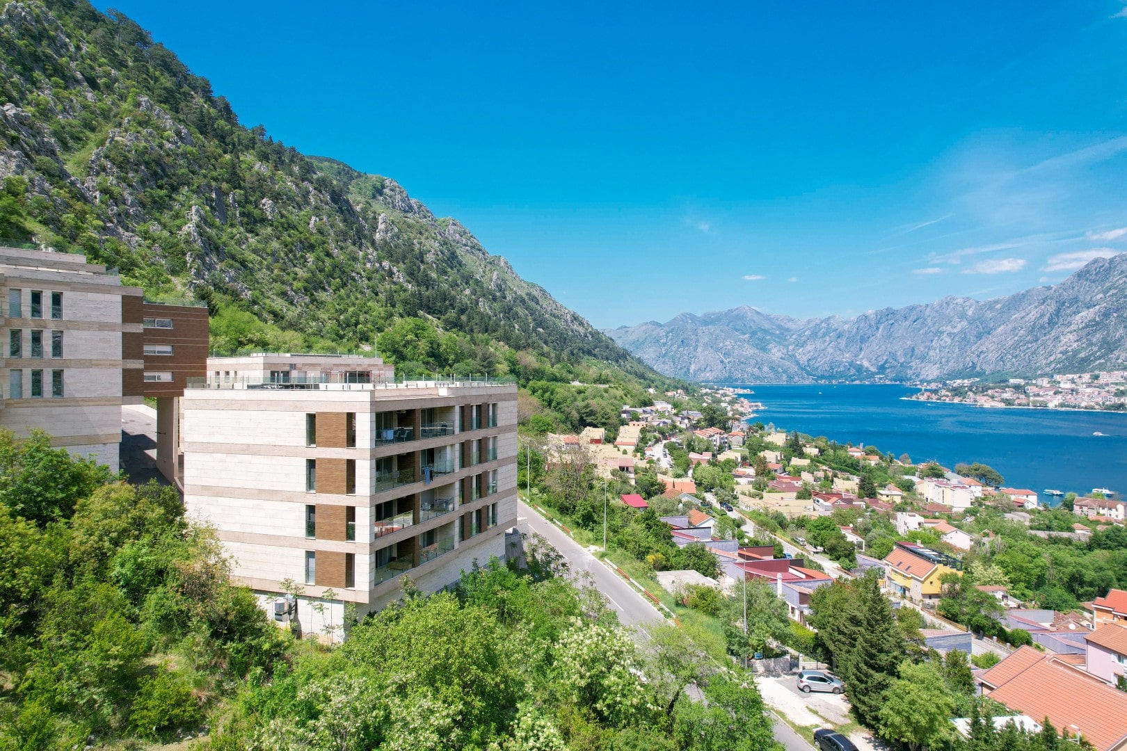Kotor, Škaljari – luksuzan dvosoban apartman sa panoramskim pogledom na more
