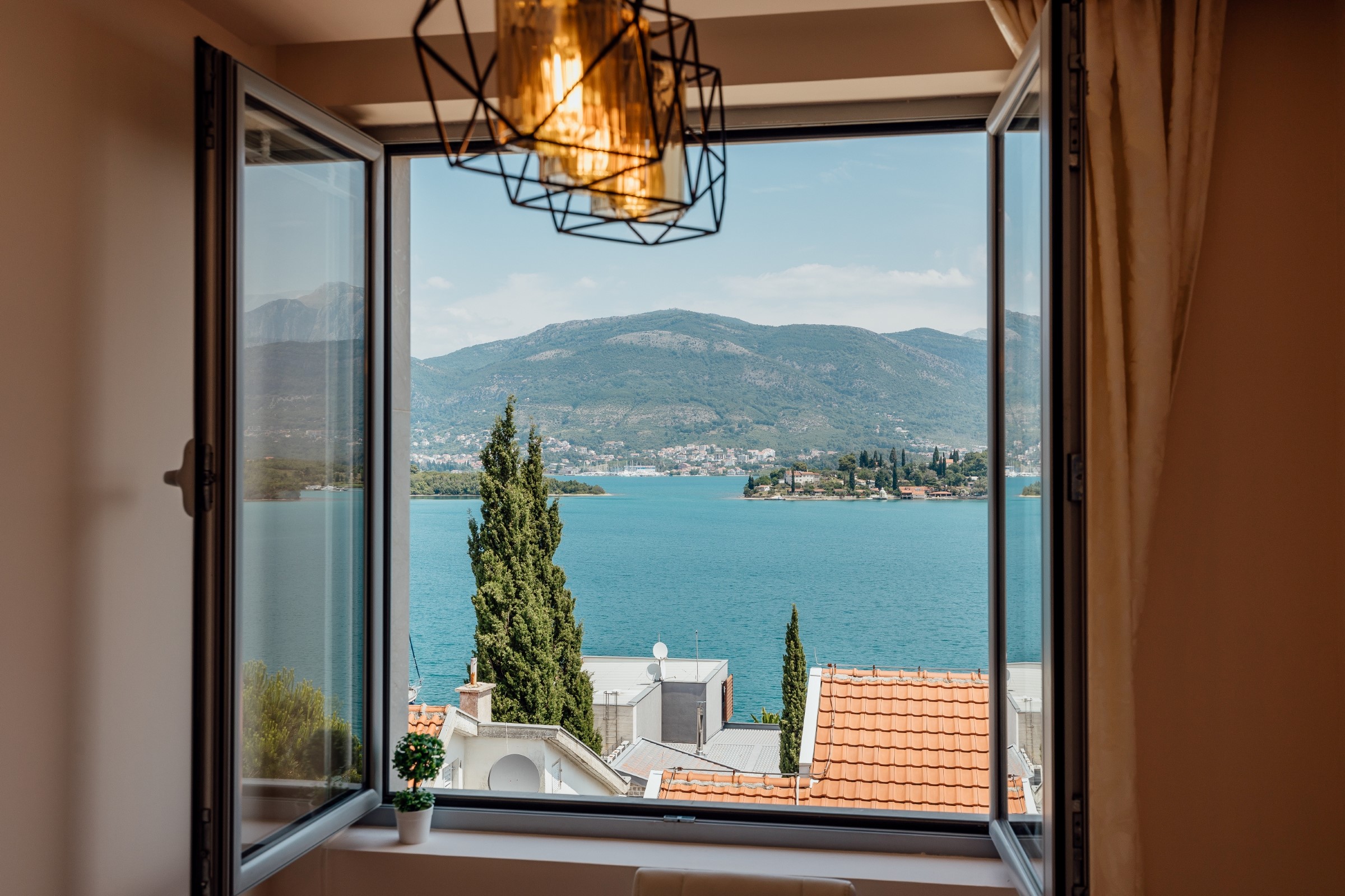 Tivat, Đuraševići – dvosoban apartman sa terasom i panoramskim pogledom na more