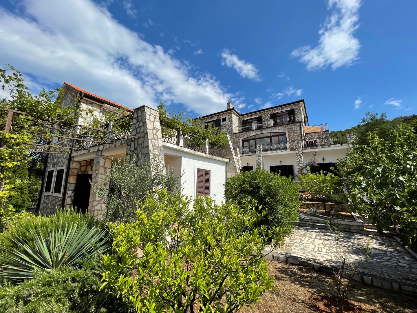 Herceg Novi, Mirišta – kompleks dvije kamene kuće sa panoramskim pogledom na more