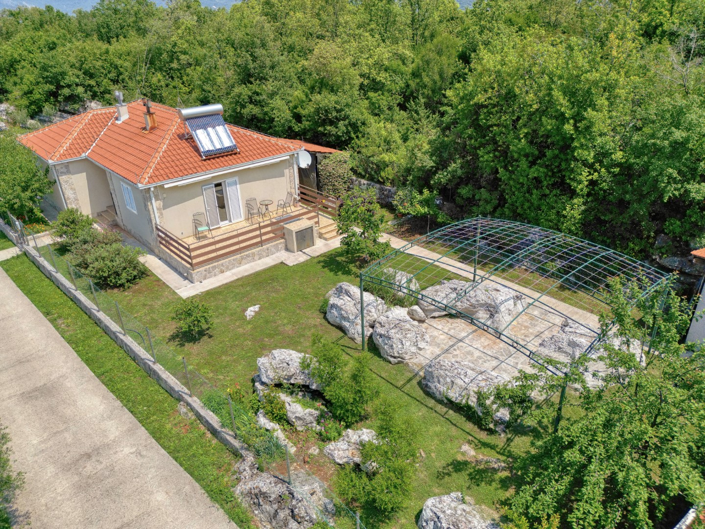 SOLD  Kotor, Vranovići – kuća sa panoramskim pogledom na planine i uređenim dvorištem