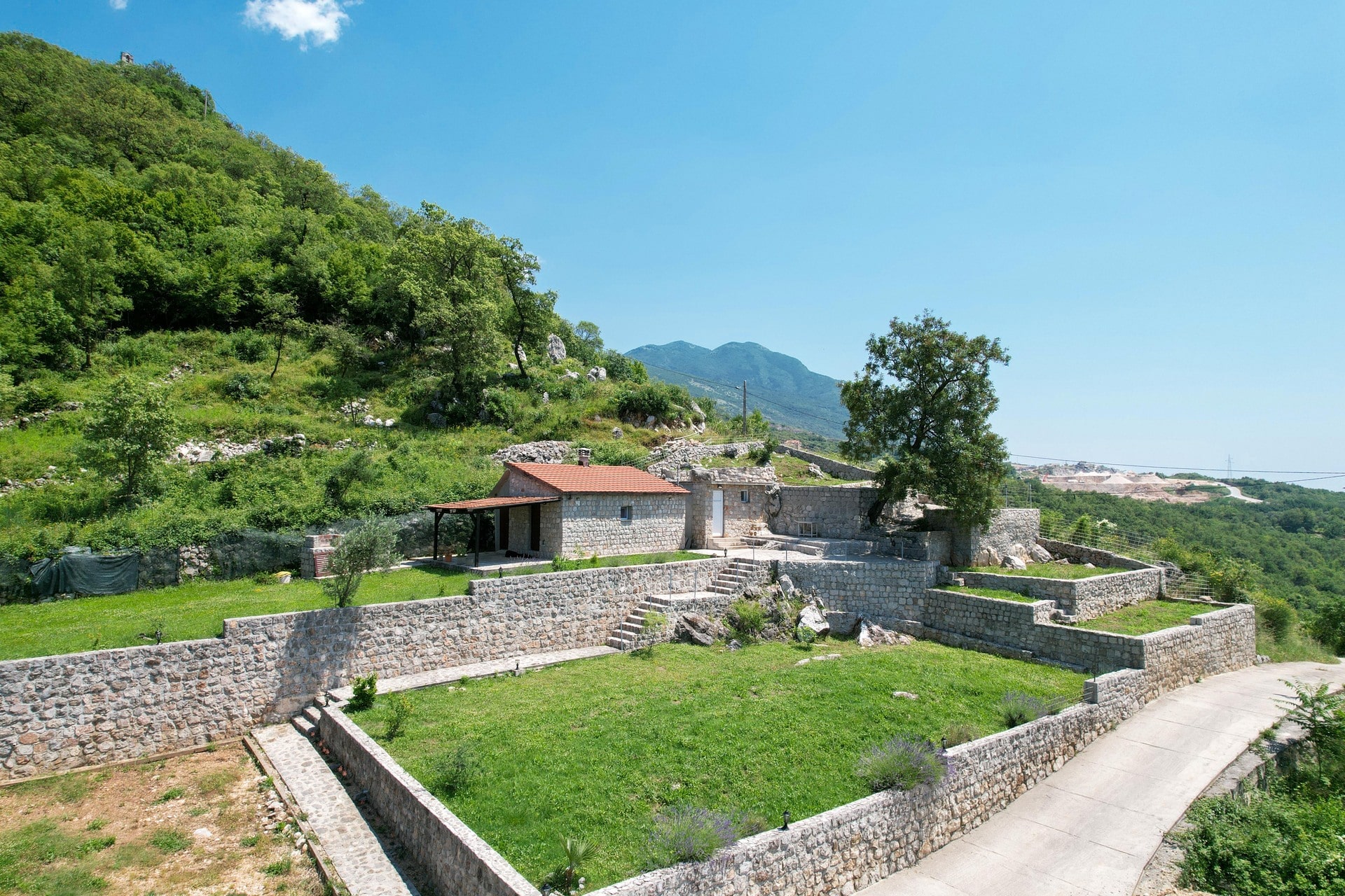 Котор, Належичи — благоустроенная каскадная земля с видом на море и двумя каменными зданиями