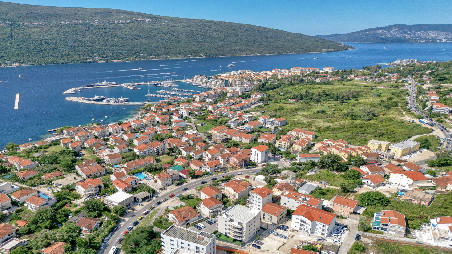 Herceg Novi, Đenovići – luksuzno opremljen  apartman sa galerijom i pogledom na more