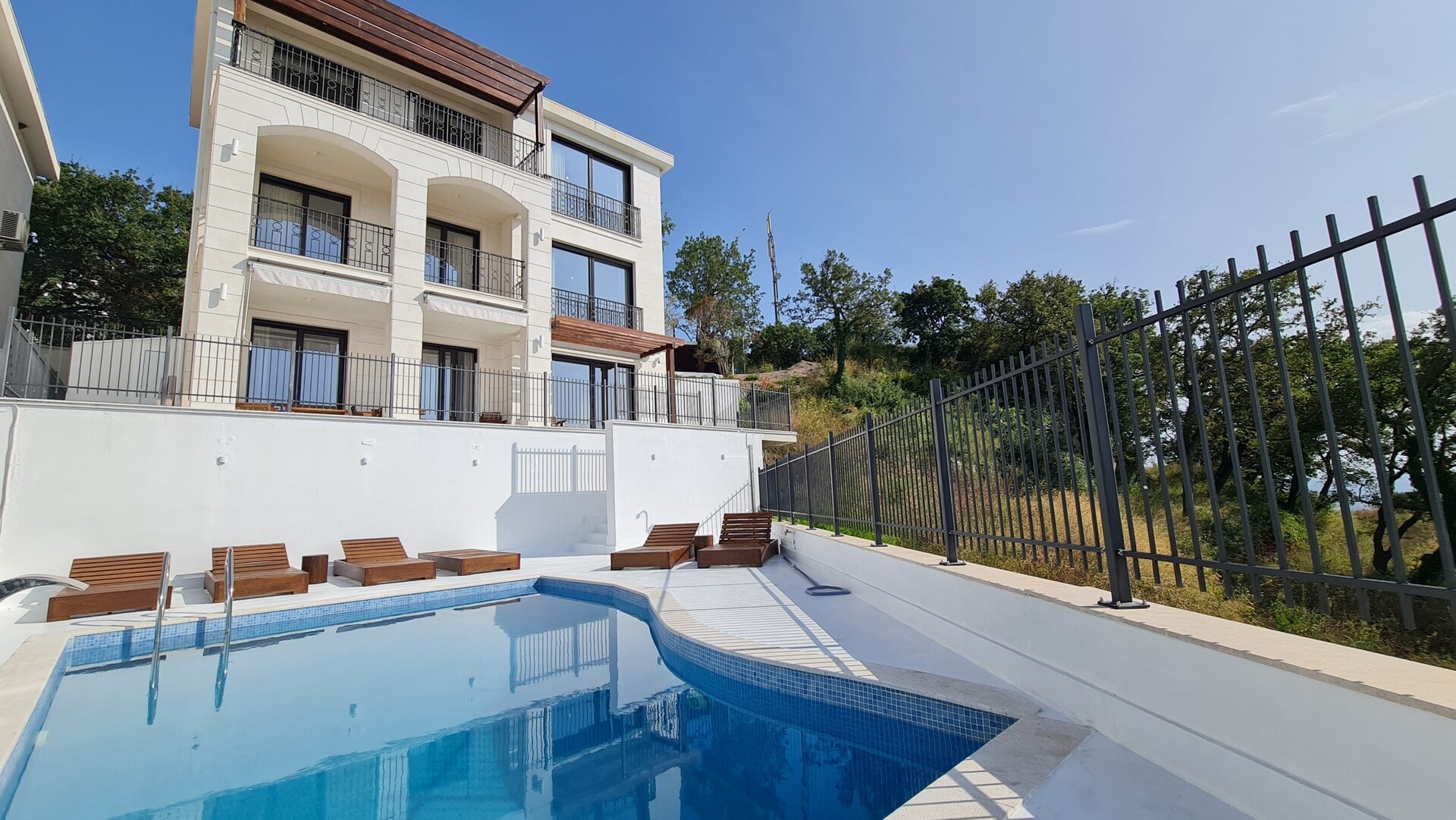 Budva, Skocidjevojka – three-story villa with a swimming pool and a panoramic view of the sea