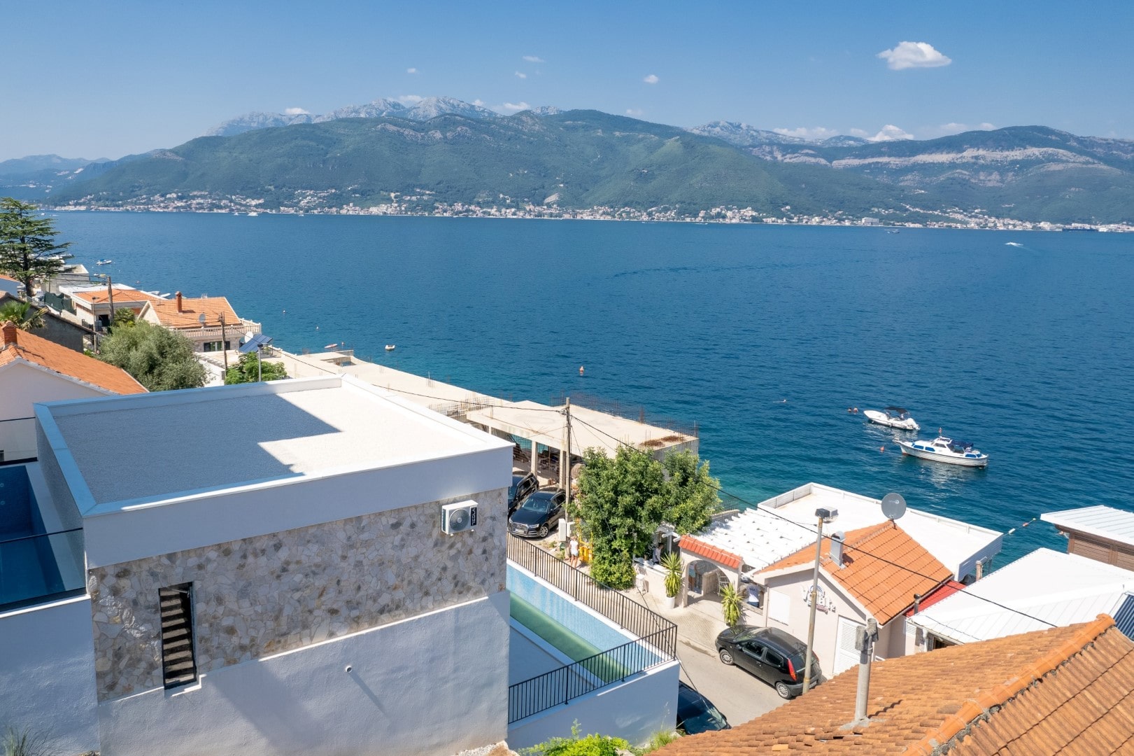 Tivat, Krasici – newly built villa with a swimming pool and sea view
