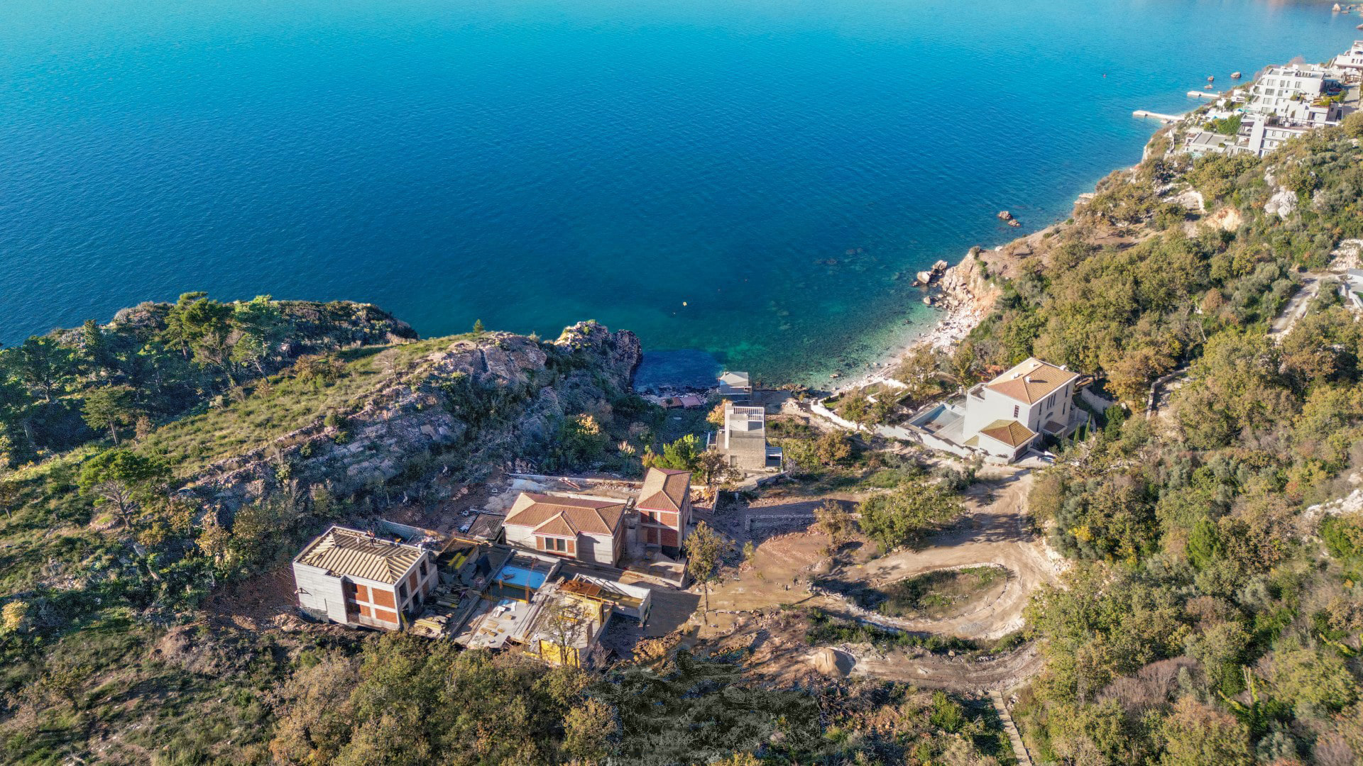 Budva, Rijeka Reževići – urbanizovano zemljište za tri vile, blizu mora i plaže