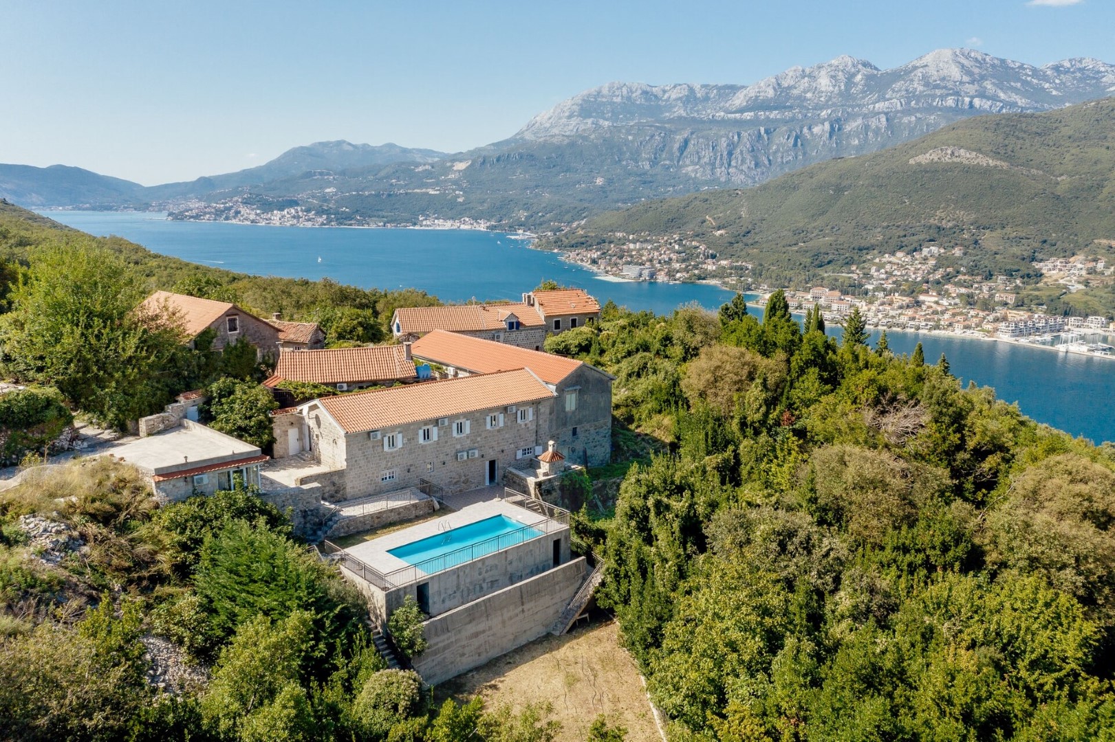 Luštica, Zabrdje – renovated authentic stone house with a swimming pool and views of the bay