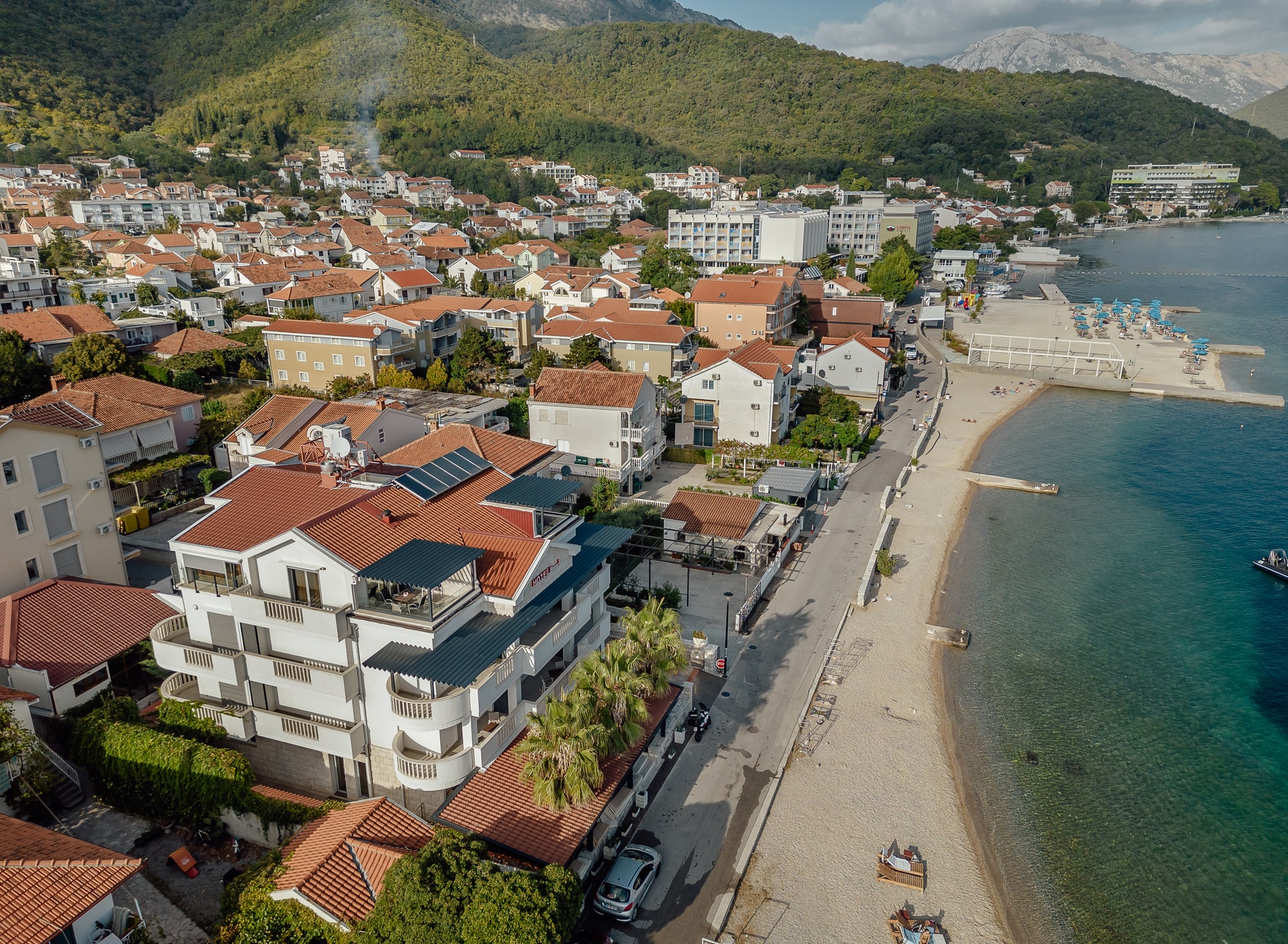 Herceg Novi, Bijela – potpuno renoviran hotel sa 4 zvjezdice smješten na samoj obali mora