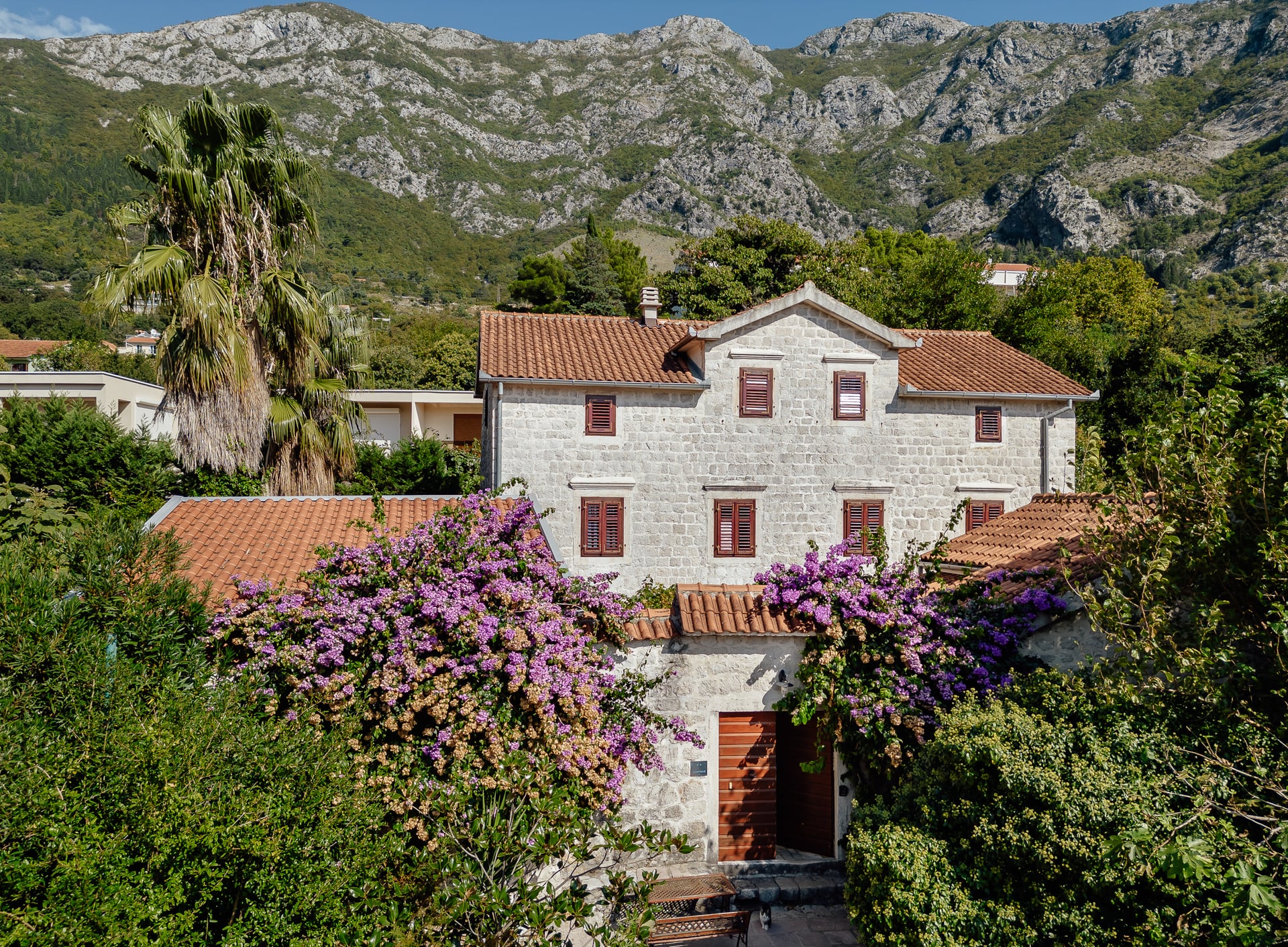 Kotor, Risan – šarmantna kamena kuća sa uređenim dvorištem i pogledom na more