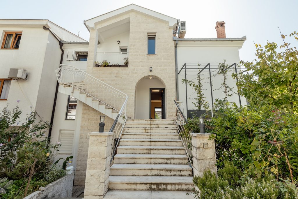 Nekretnina Herceg Novi, Savina – moderno opremljen dvosoban apartman