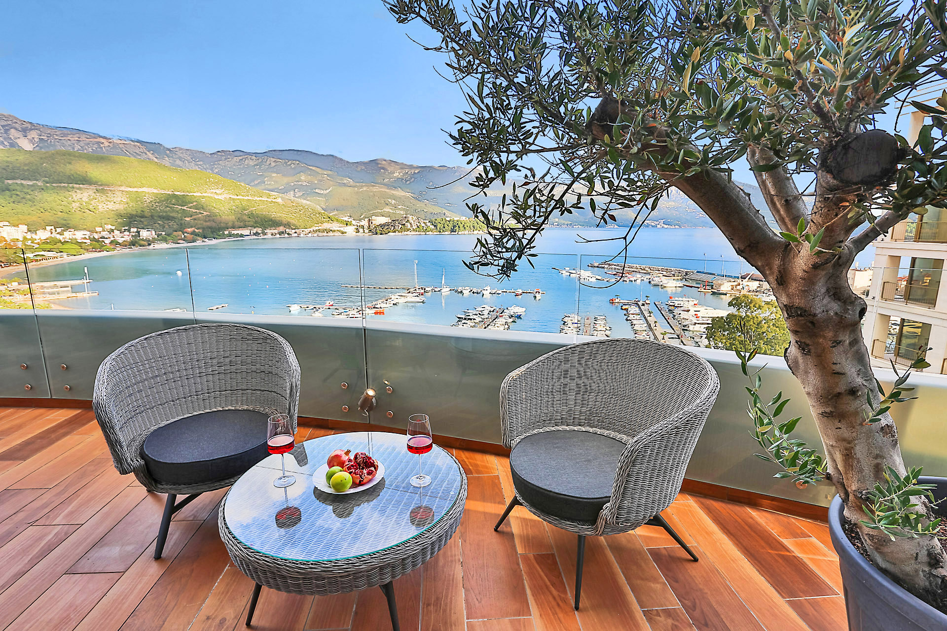 Budva, Royal Gardens – two-bedroom apartment with garage and panoramic sea view
