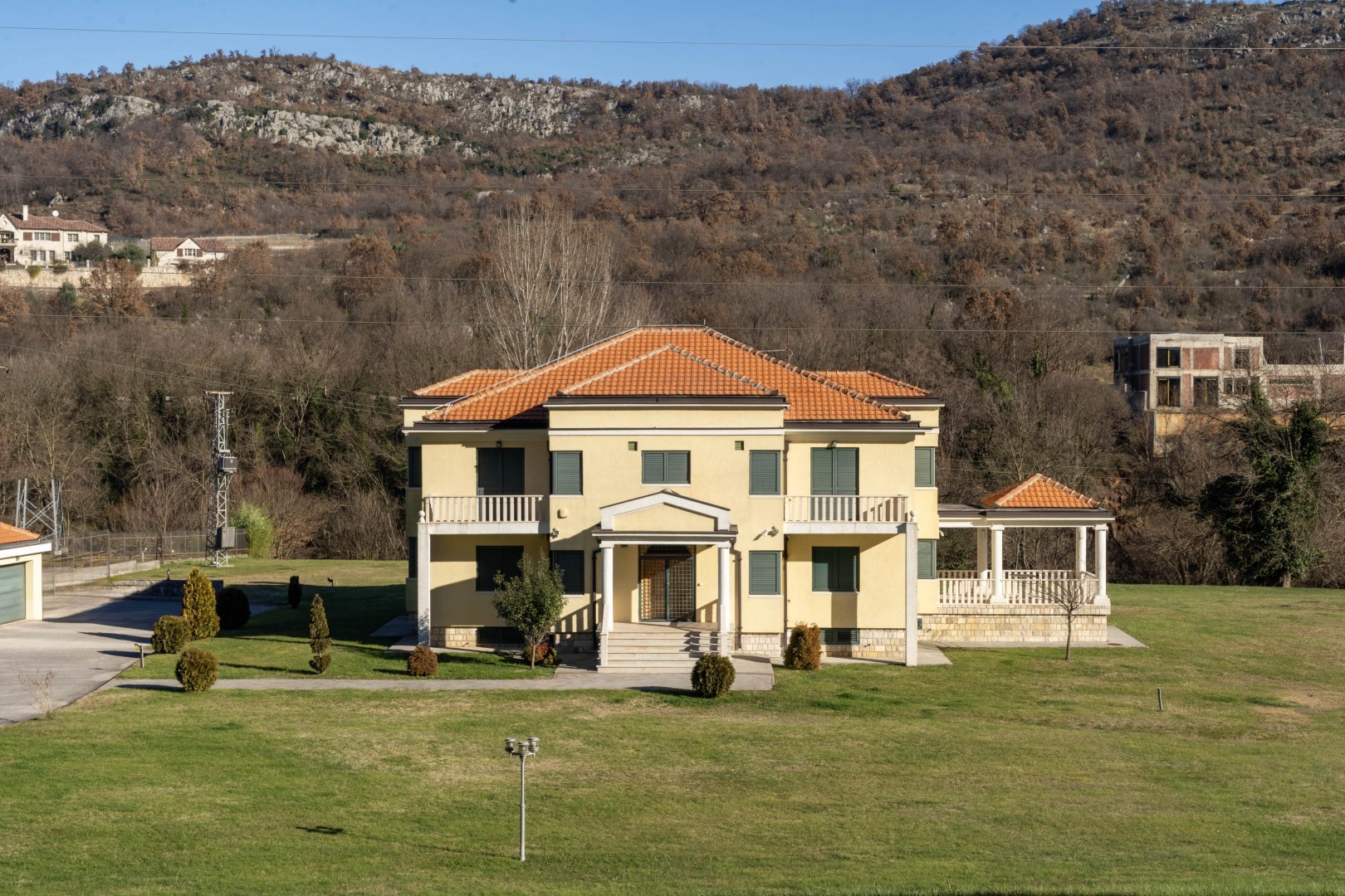 Podgorica, Velje Brdo –  porodična vila sa prostranim imanjem na obronku rijeke Zete