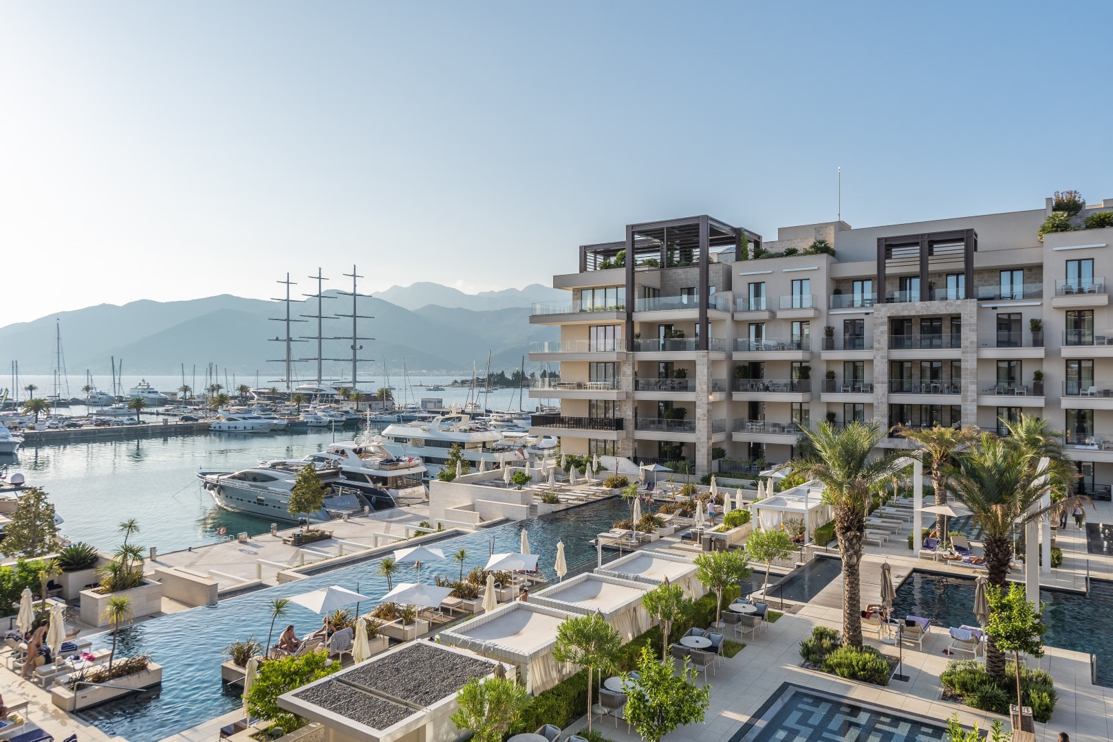 Tivat, Porto Montenegro – trosoban apartman u zgradi Aqua, sa pogledom na bazene i more