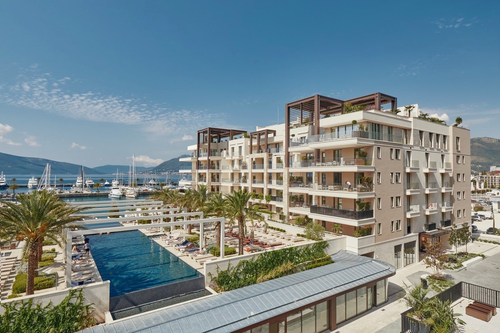 Тиват, Порто Монтенегро — трехкомнатная квартира с прямым выходом к бассейну Regent Pool Club, здание Baia