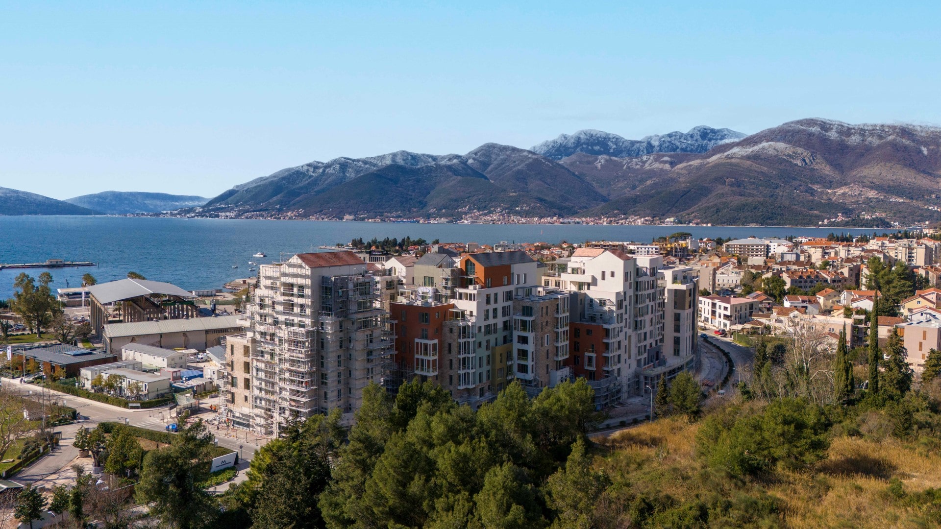 Тиват, Порто Монтенегро — Трехкомнатная квартира-пентхаус с видом на море в здании Остро, Boka Place
