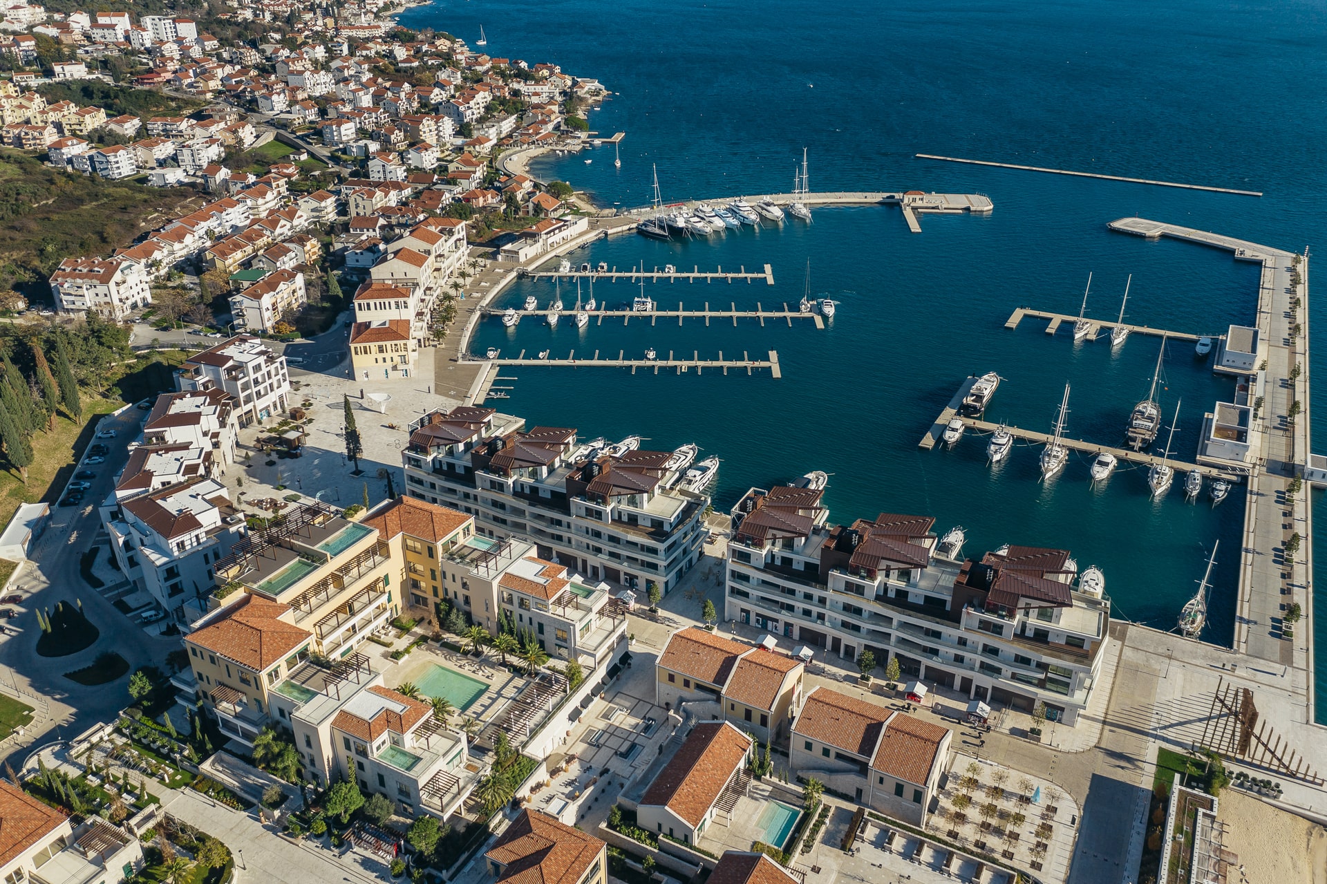Herceg Novi, Portonovi – luxury furnished two-bedroom apartment overlooking the swimming pool and the sea