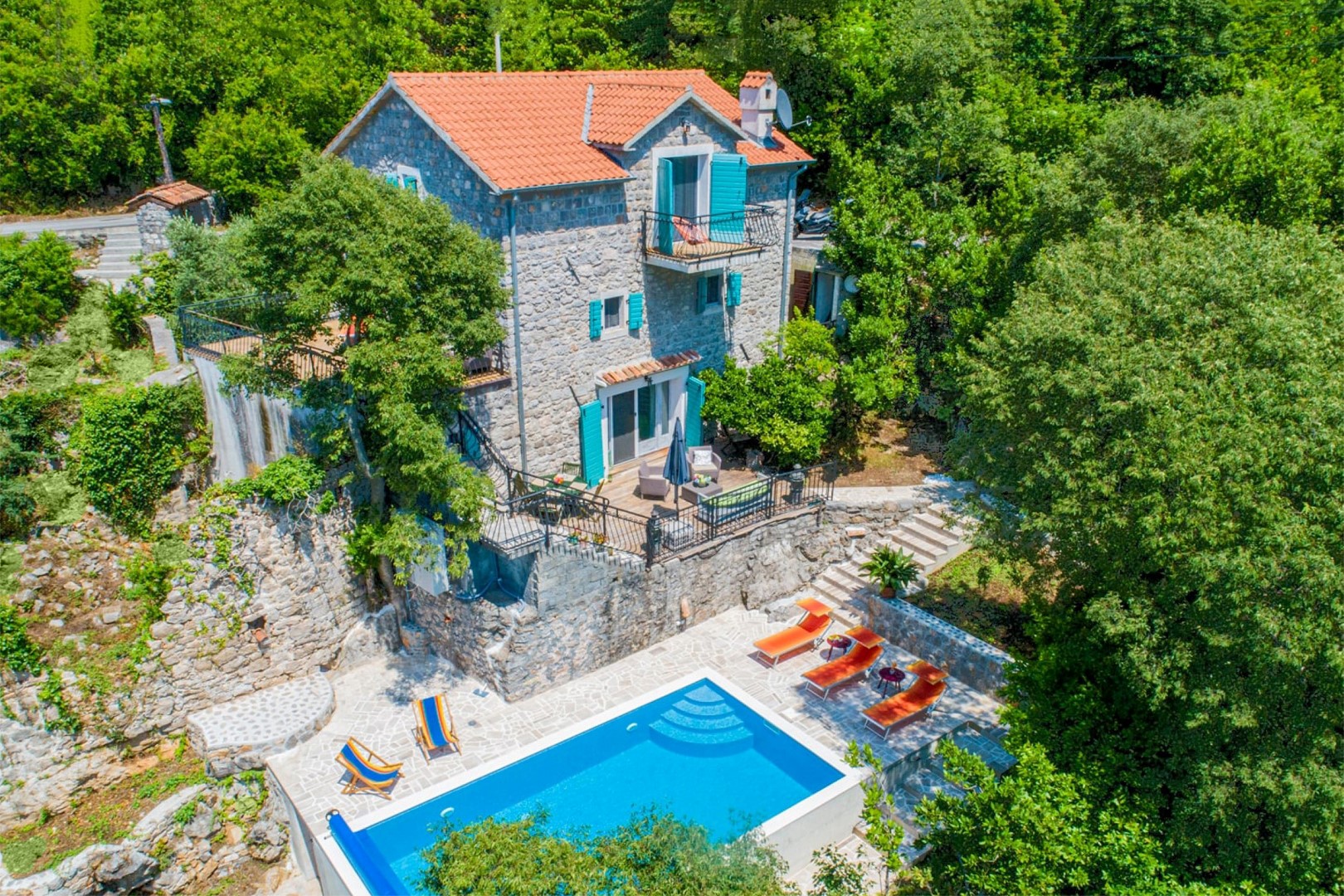 Lustica, Milovići - luksuzno renovirana kamena kuća sa bazenom