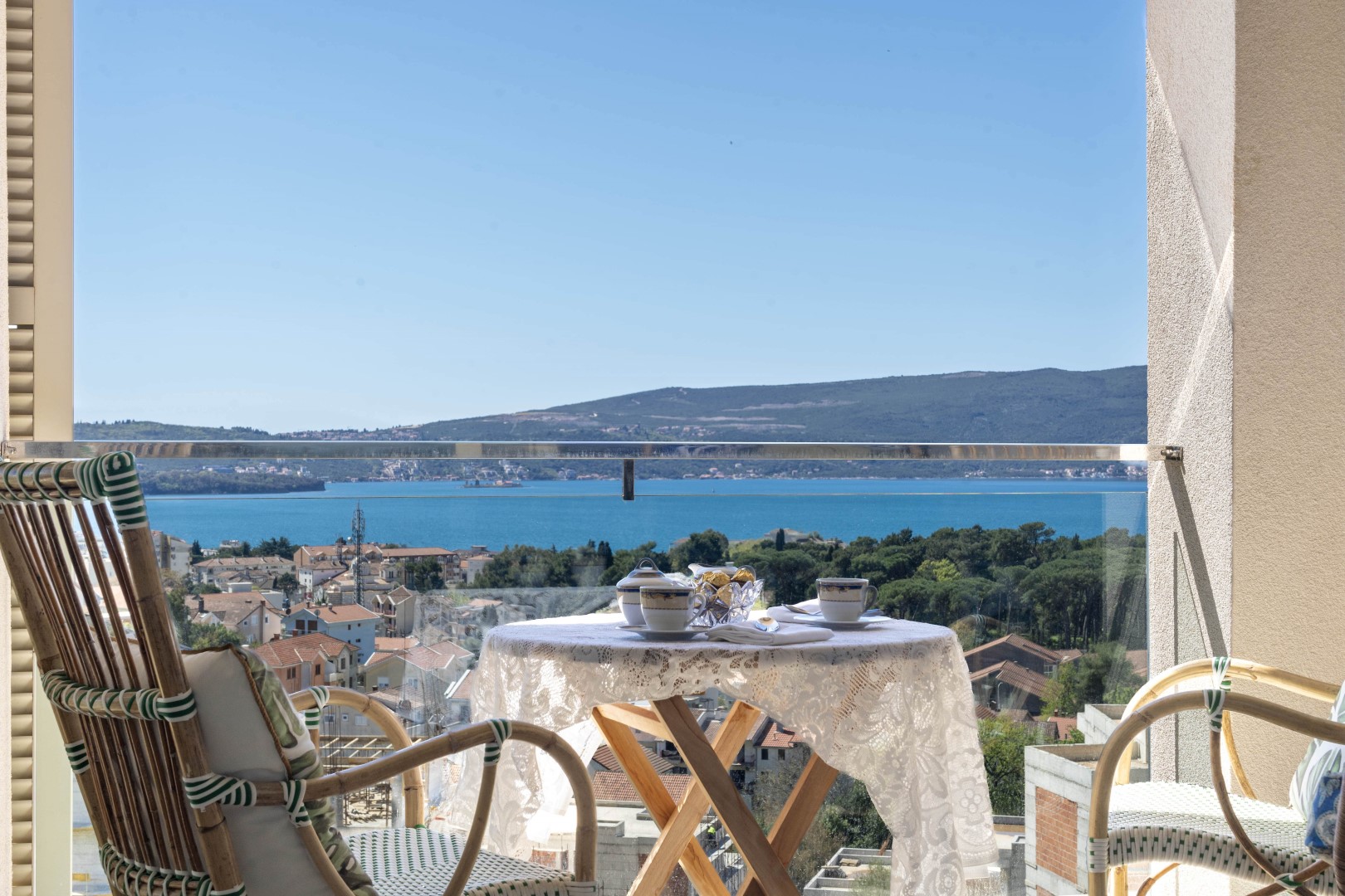 Tivat, Mažina – trosoban , namješten apartman sa panoramskim pogledom na more
