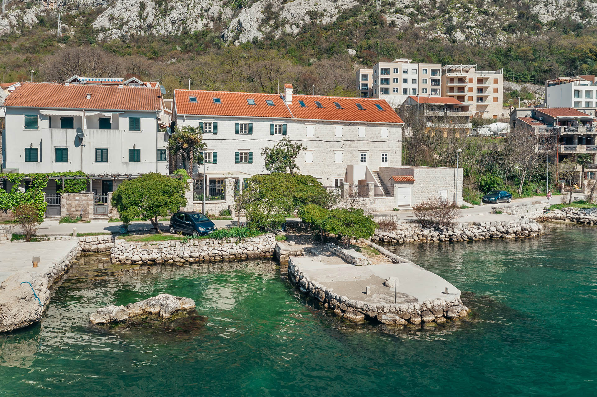 Kamena vila dobrotskih kapetana sa pontom na prvoj liniji do mora