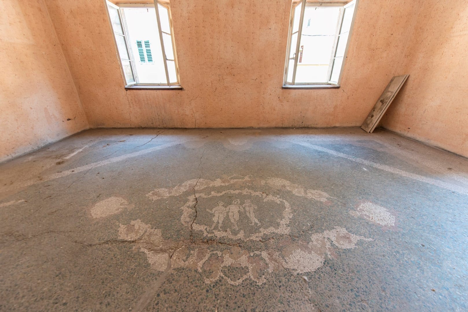 Istorijska palata za rekonstrukciju površine 380 m2, u Starom gradu Kotoru, u neposrednoj blizini katedrale Svetog Tripuna, glavni pod u mozaiku terazzo.