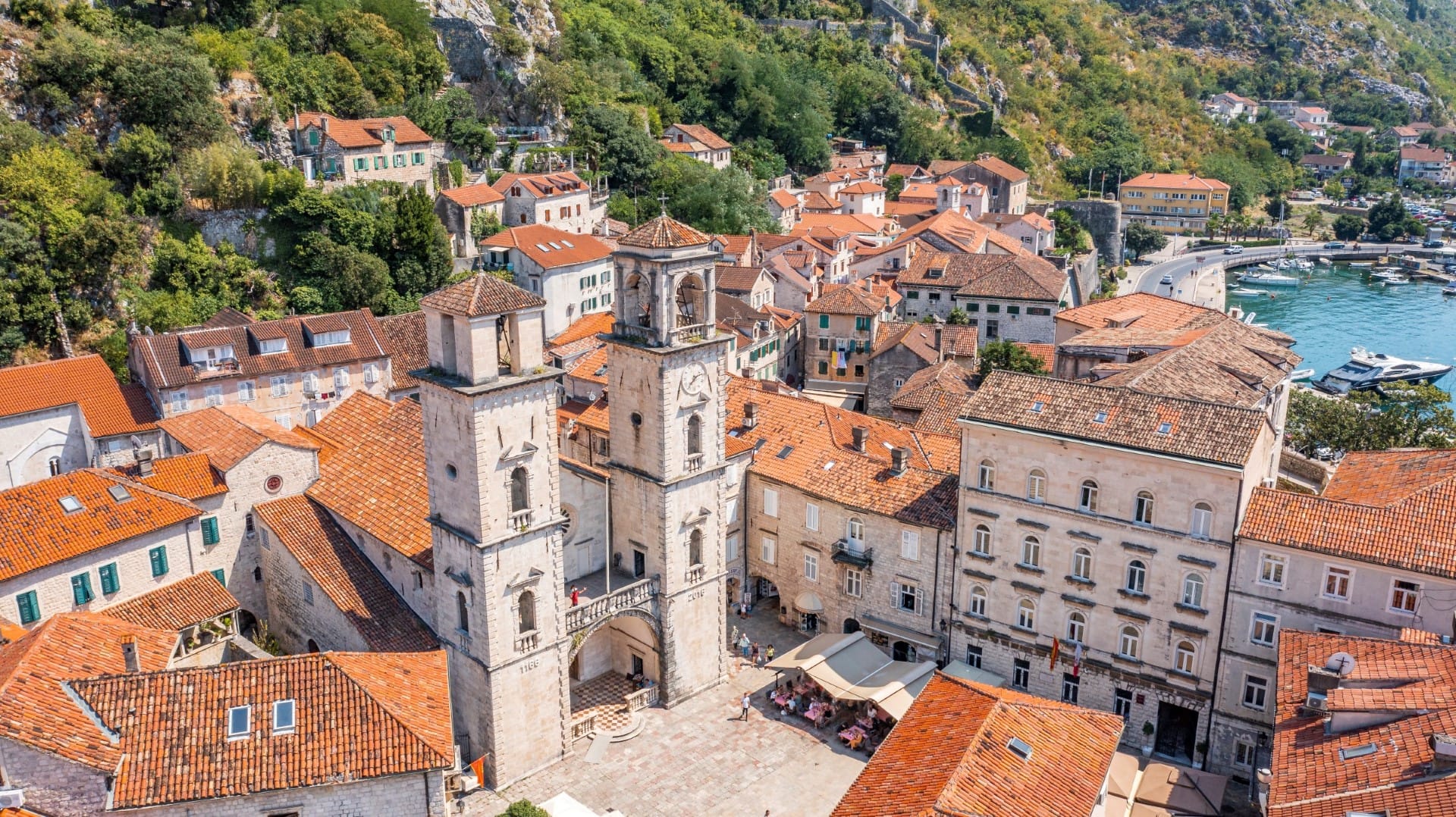 Barokna palata u blizini katedrale Svetog Tripuna u Kotoru. Historijska palata za rekonstrukciju