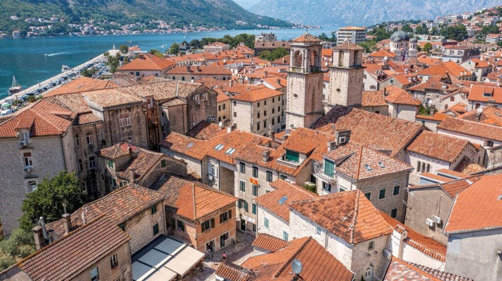 Rimske vile u Crnoj Gori. Mletačka arhitektura na Mediteranu, Crna Gora. Barokna arhitektura Kotor. Barokna palata u blizini katedrale Svetog Tripuna u Kotoru. Historijska palata za rekonstrukciju.