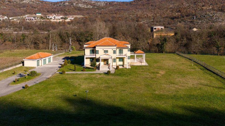 Porodična vila sa prostranim imanjem na obronku rijeke Zete, Podgorica